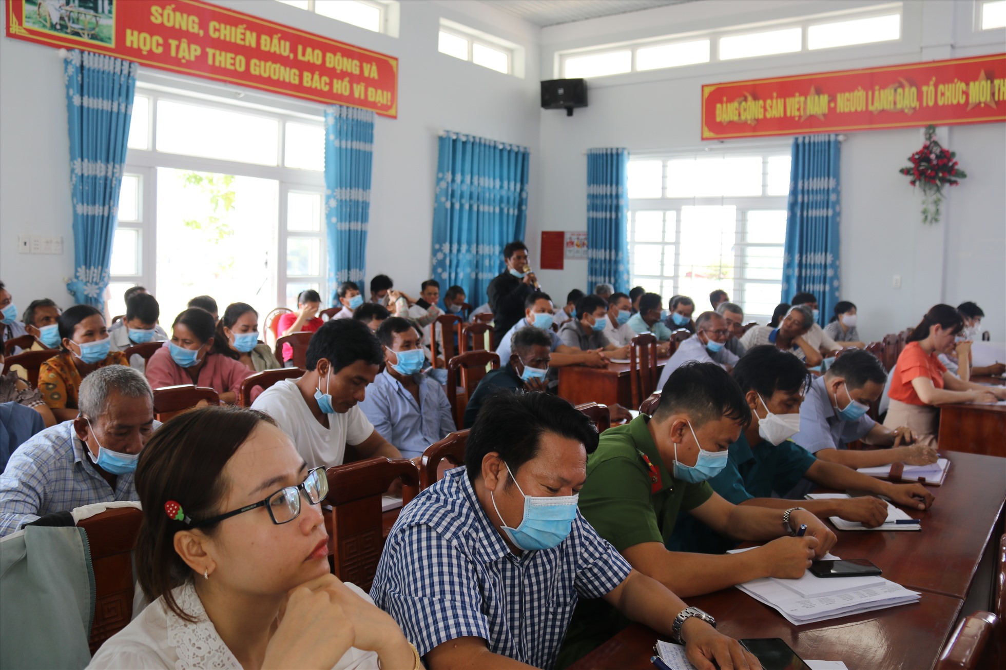 Đông đảo cử tri tại huyện Thuận Bắc đã có những ý kiến, kiến nghị sát thực, thẳng thắn gửi đến các Đại biểu Quốc hội tại buổi tiếp xúc. Ảnh: Phương Linh