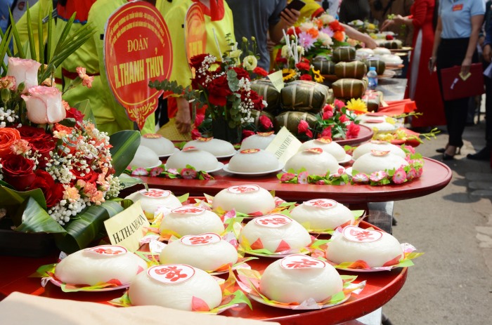Những chiếc bánh được bày trên mâm có dán chữ “Phúc” màu đỏ.
