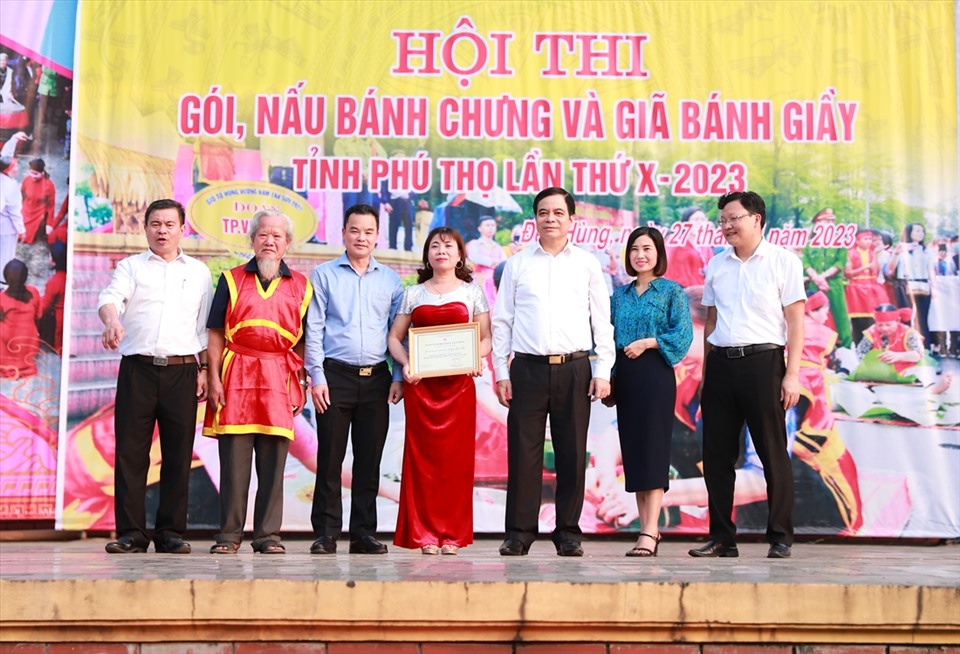 Phó Chủ tịch UBND tỉnh Phú Thọ - ông Nguyễn Thanh Hải trao giải Nhất cho các đoàn giành chiến thắng.