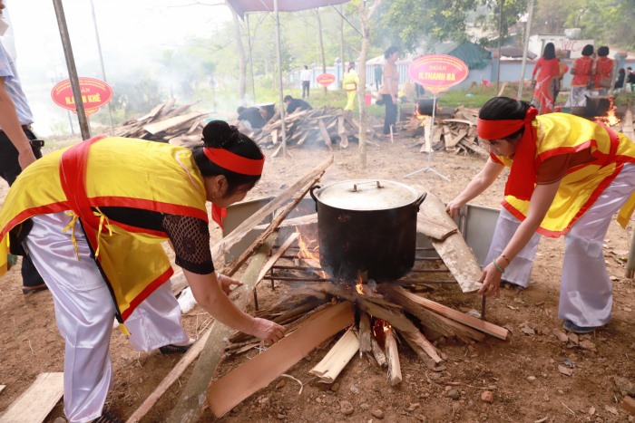 Sản phẩm bánh chưng, bánh giầy khi hoàn thành phải đạt tiêu chí về thẩm mỹ; bánh chưng phải chín rền, đảm bảo thơm ngon, mùi vị hấp dẫn; bánh giầy phải dẻo, mịn, trắng, bánh tròn, thành cao, bày trên mâm có dán chữ “Phúc” màu đỏ.