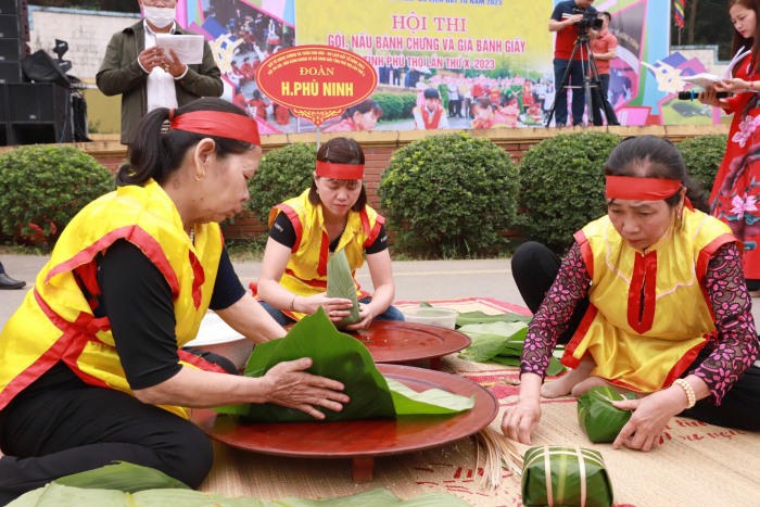 Các đoàn nghệ nhận tham gia cuộc thi gói bánh chưng, bánh giầy.