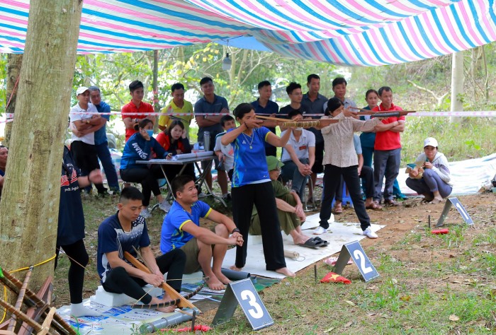 Các vận động viên tham gia chơi Đẩy gậy, Bắn nỏ và một số giải thi đấu thể thao khác.