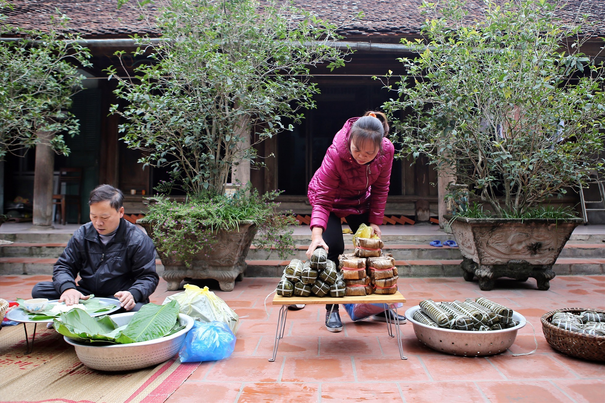 Làm bánh chưng, bánh dày đã là nghề truyền thống của bà con xã Hùng Lô. Ảnh: Song Hùng.