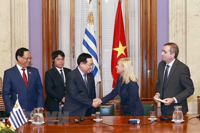 Chủ tịch Quốc hội Vương Đình Huệ và Chủ tịch Thượng viện Uruguay Beatriz Argimon tại lễ ký thoả thuận giữa Quốc hội nước Việt Nam và Nghị viện Đông Uruguay. Ảnh: TTXVN