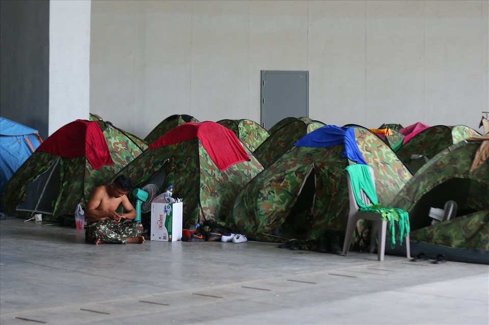 hu hầm sân Morodok có hàng trăm chiếc lều bạt được dựng lên phục vụ các công nhân ăn ngủ ngay tại nơi làm việc.