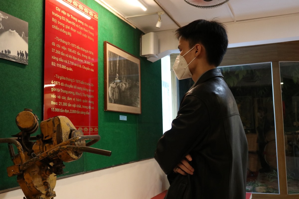 Trần Phú Thạnh đánh giá cao tính chi tiết của thông tin tại bảo tàng. Ảnh: Yến Nhi