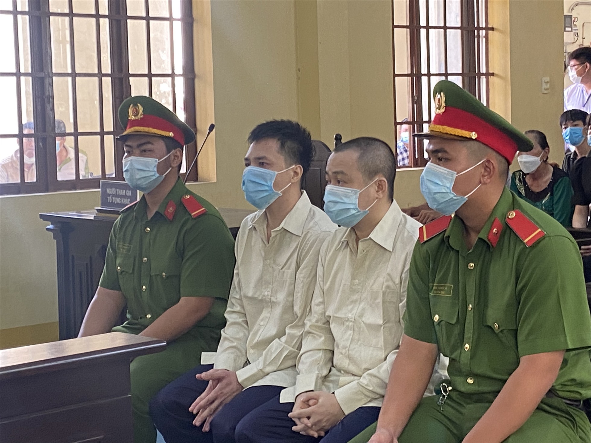 Bị can Trần Hữu Tín và Nguyễn Hoàng Phi tại phiên toà. Ảnh: Ngọc Ánh