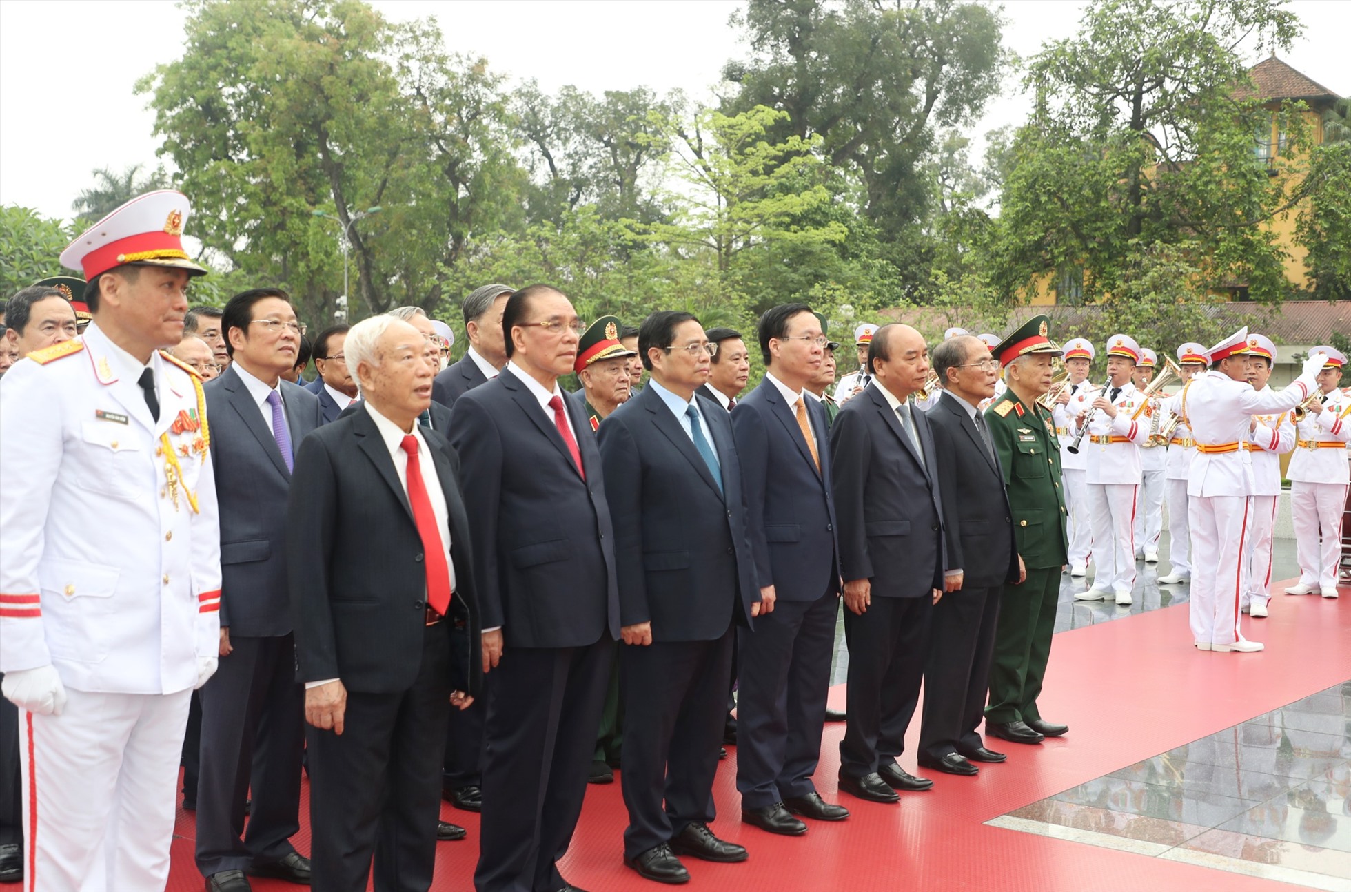 Lãnh đạo Đảng, Nhà nước tới đặt vòng hoa, dâng hương, tưởng niệm các anh hùng liệt sĩ tại Đài tưởng niệm các Anh hùng liệt sĩ trên đường Bắc Sơn.