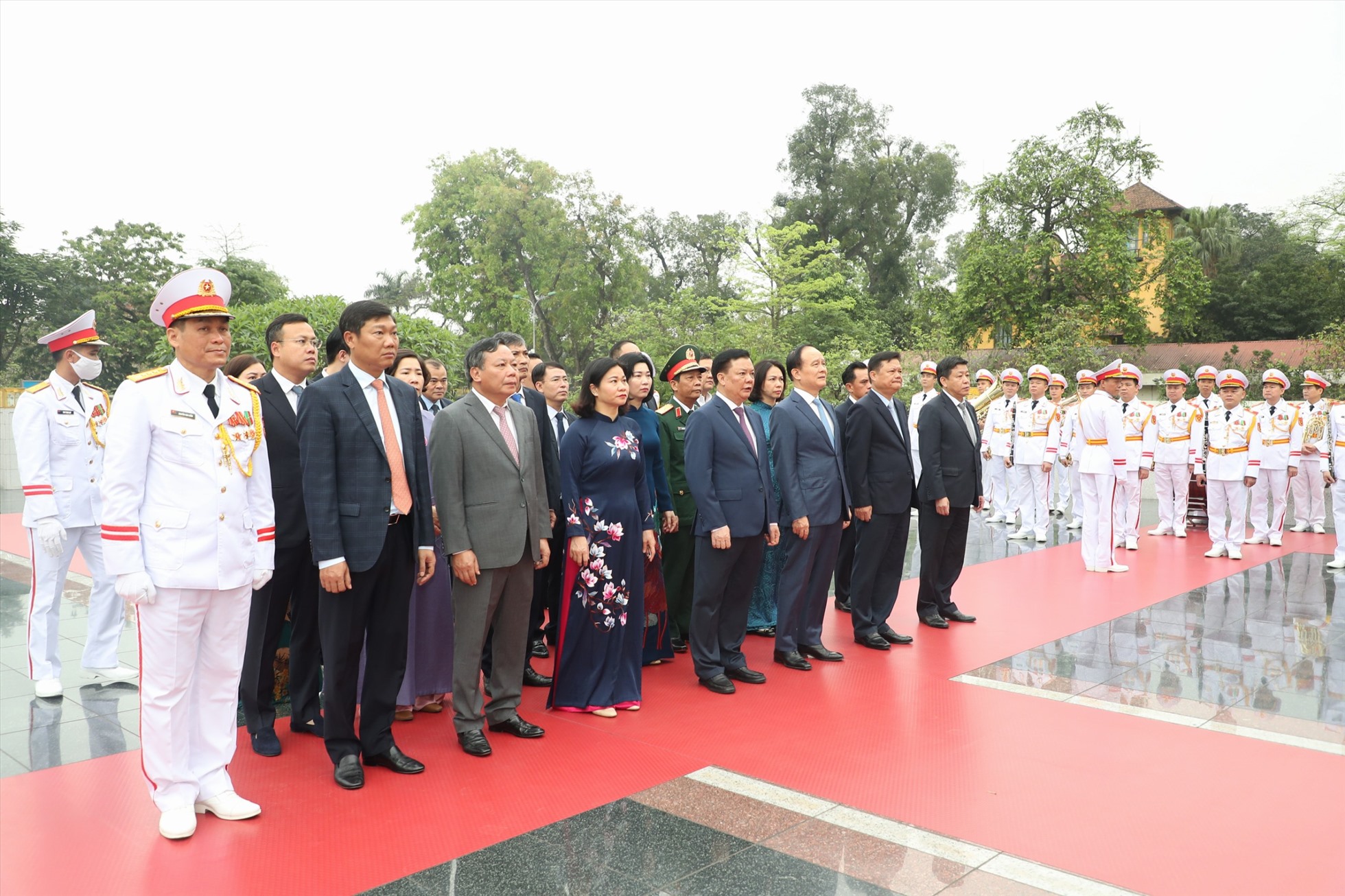 Các đoàn đại biểu: Bộ Quốc phòng, Bộ Công an, TP Hà Nội… đặt vòng hoa, dâng hương tưởng niệm các anh hùng liệt sĩ tại Đài tưởng niệm các Anh hùng liệt sĩ trên đường Bắc Sơn. Ảnh: Hải Nguyễn