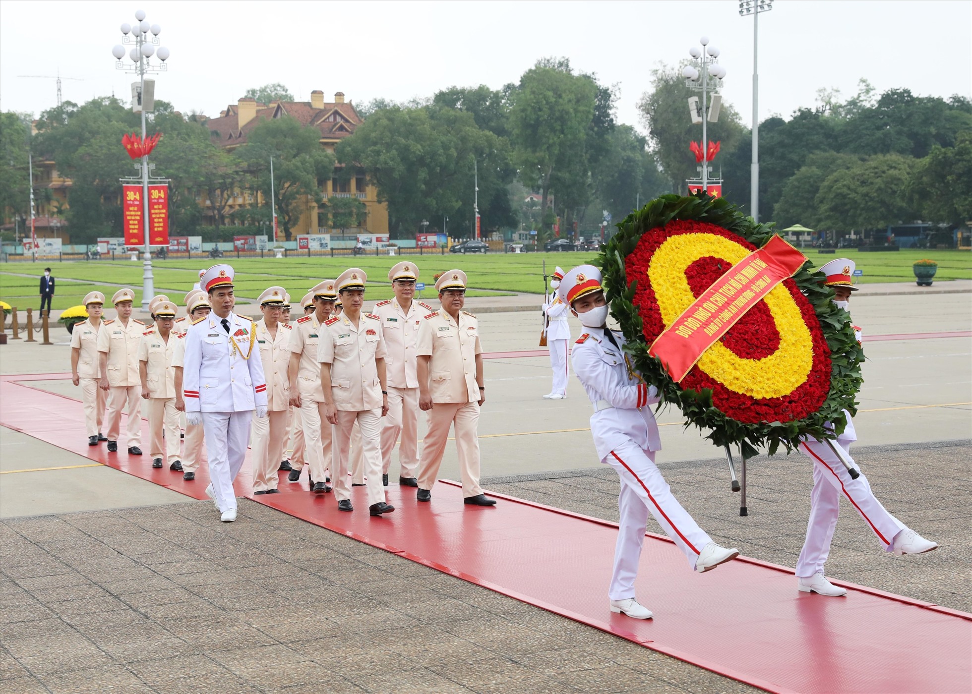 Đoàn đại biểu Bộ Công an đặt vòng hoa, vào Lăng viếng Chủ tịch Hồ Chí Minh. Ảnh: Hải Nguyễn