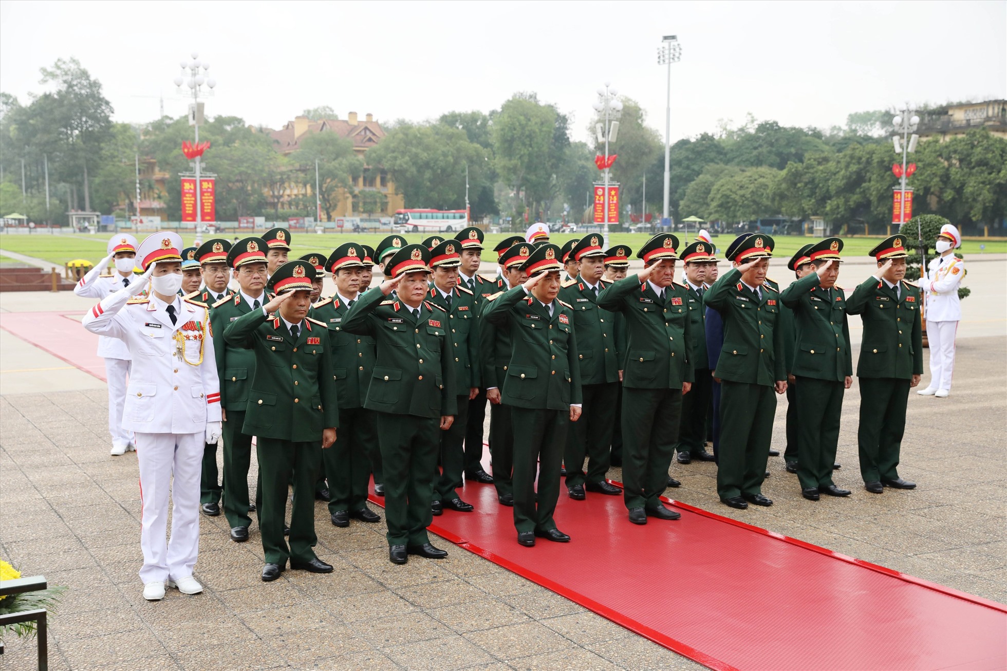 Đoàn đại biểu Bộ Quốc phòng tới đặt vòng hoa, vào Lăng viếng Chủ tịch Hồ Chí Minh