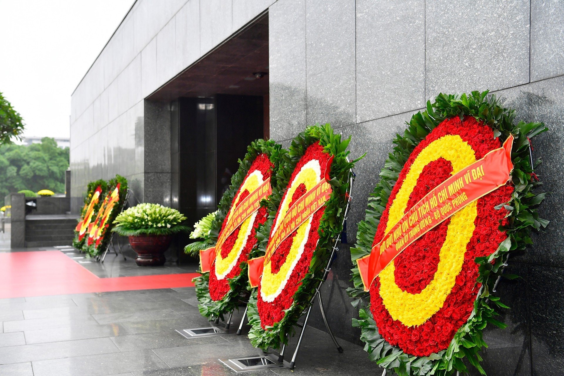Vòng hoa của Đoàn mang dòng chữ “Đời đời nhớ ơn Chủ tịch Hồ Chí Minh vĩ đại“.