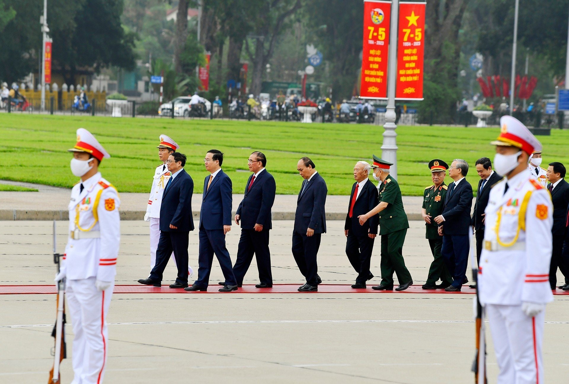 Lãnh đạo, nguyên lãnh đạo Đảng, Nhà nước đã đặt vòng hoa và vào Lăng viếng Chủ tịch Hồ Chí Minh. Ảnh: Hải Nguyễn