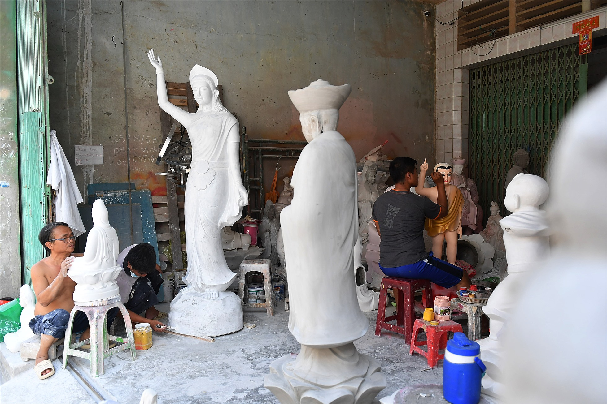 Các nghệ nhân làm tượng ở một khu vực gần trung tâm TP Hồ Chí Minh.