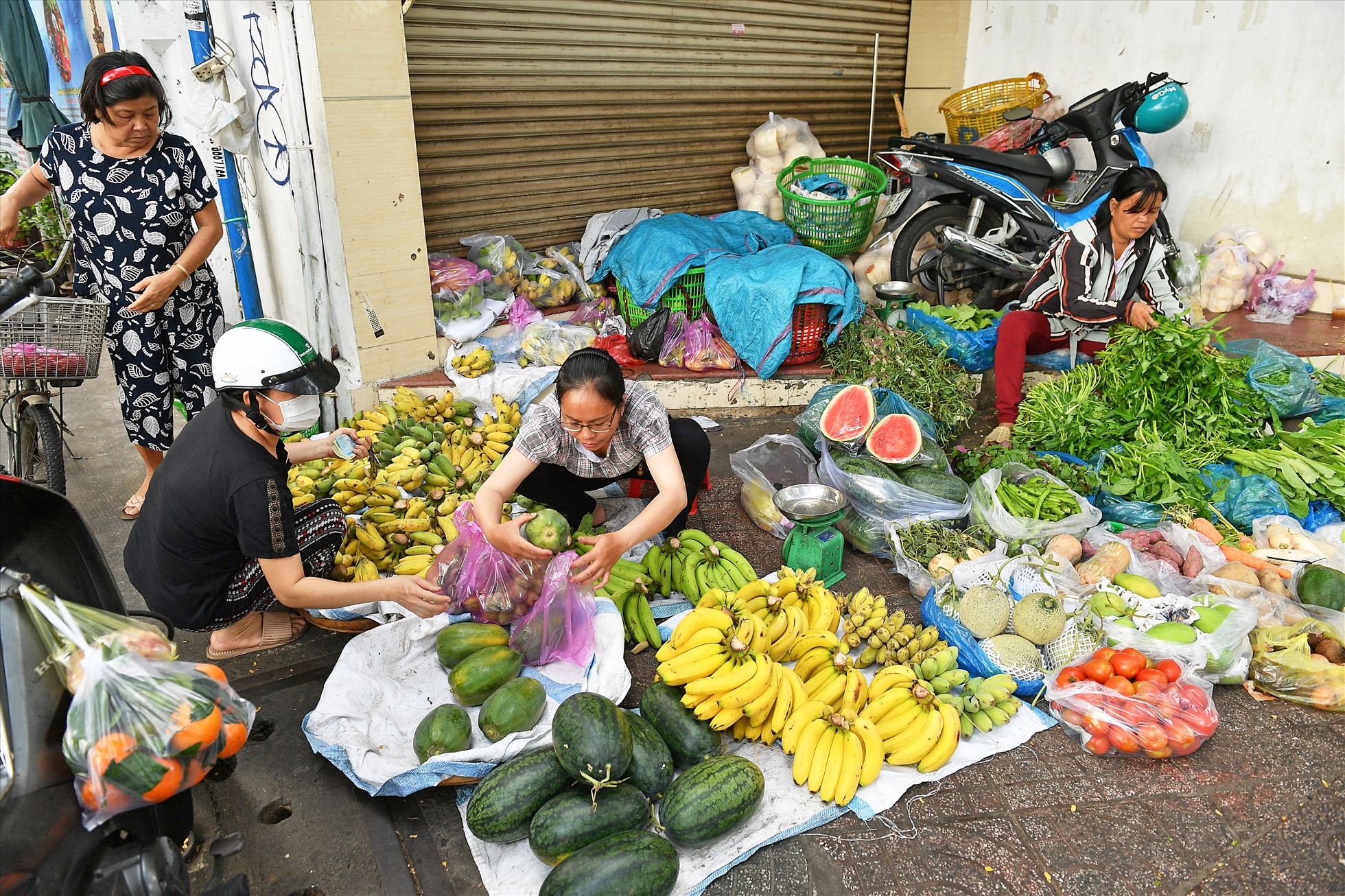 Mới sáng sớm, chợ Thái Bình nằm trên đường Phạm Ngũ Lão đã đông đúc.