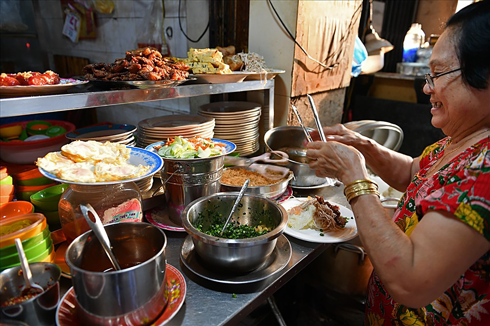 Cô Phượng, chủ quán cơm tấm nằm trên đường Lý Tự Trọng (Quận 1, TP Hồ Chí Minh) bảo, giờ lớp trẻ nhiều người thích ăn cơm tấm.