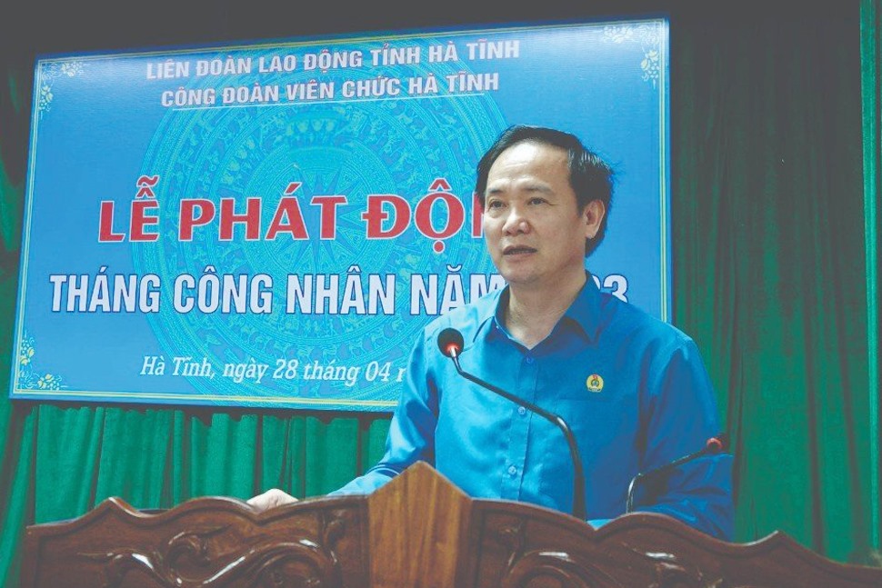 Ông Ngô Đình Vân - Phó Chủ tịch LĐLĐ tỉnh Hà Tĩnh phát biểu chỉ đạo tại lễ phát động. Ảnh: Trần Tuấn.