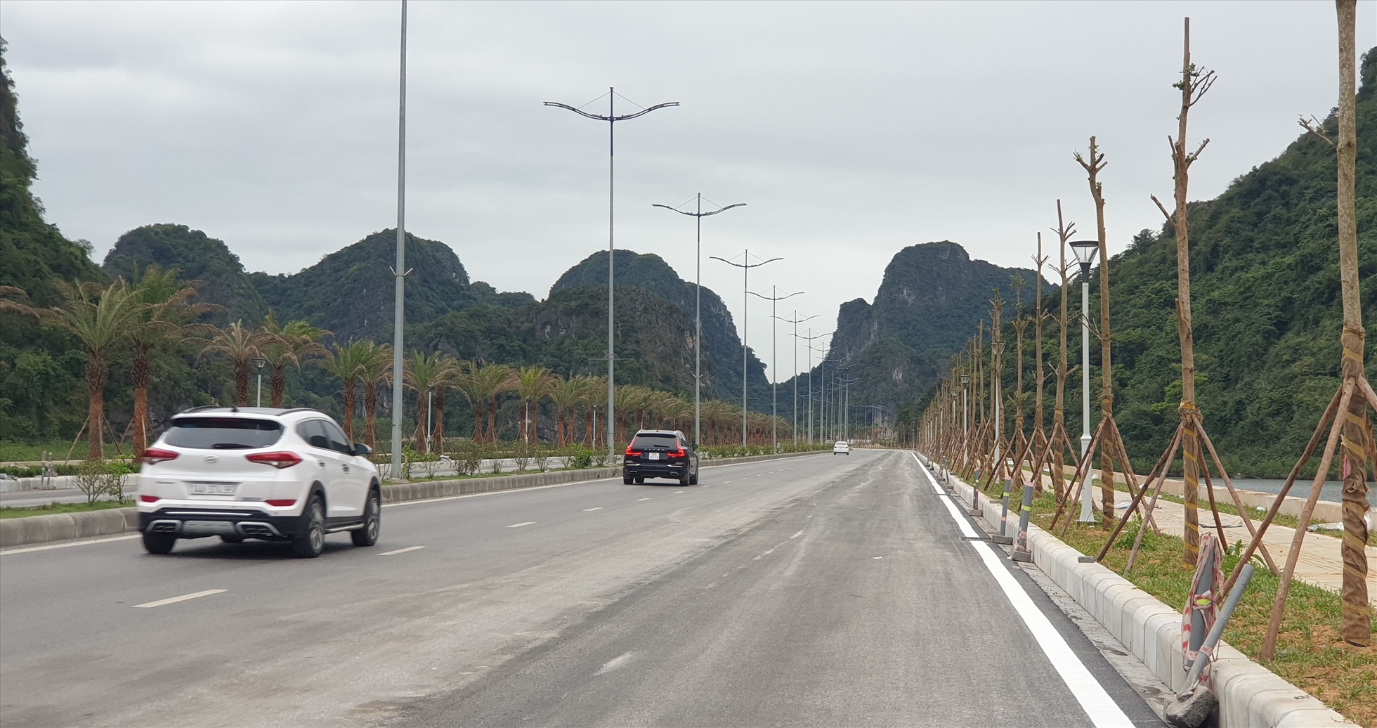 Đường ven biển Hạ Long - Cẩm Phả 6 làn xe. Ảnh: Nguyễn Hùng