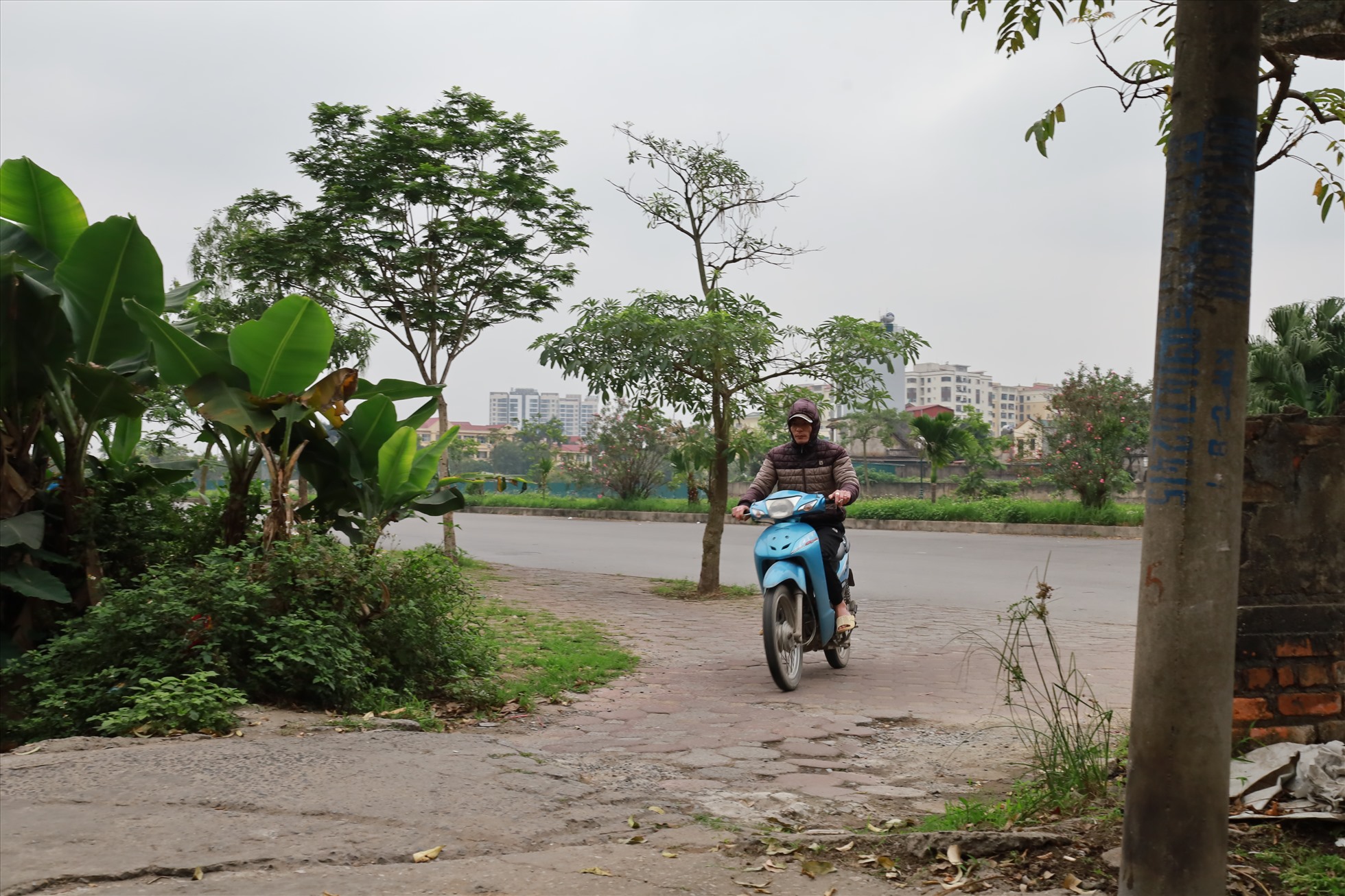 Người dân di chuyển vào ngõ 638/1 để ra đường Ngô Gia Tự. Ảnh: Nguyễn Thúy