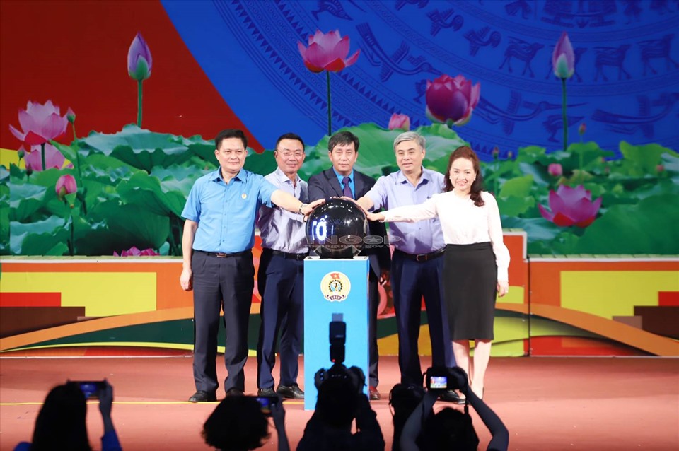 Lãnh đạo Công đoàn Công Thương Việt Nam và các đại biểu thực hiện nghi thức phát động Tháng Công nhân năm 2023. Ảnh: Hà Anh