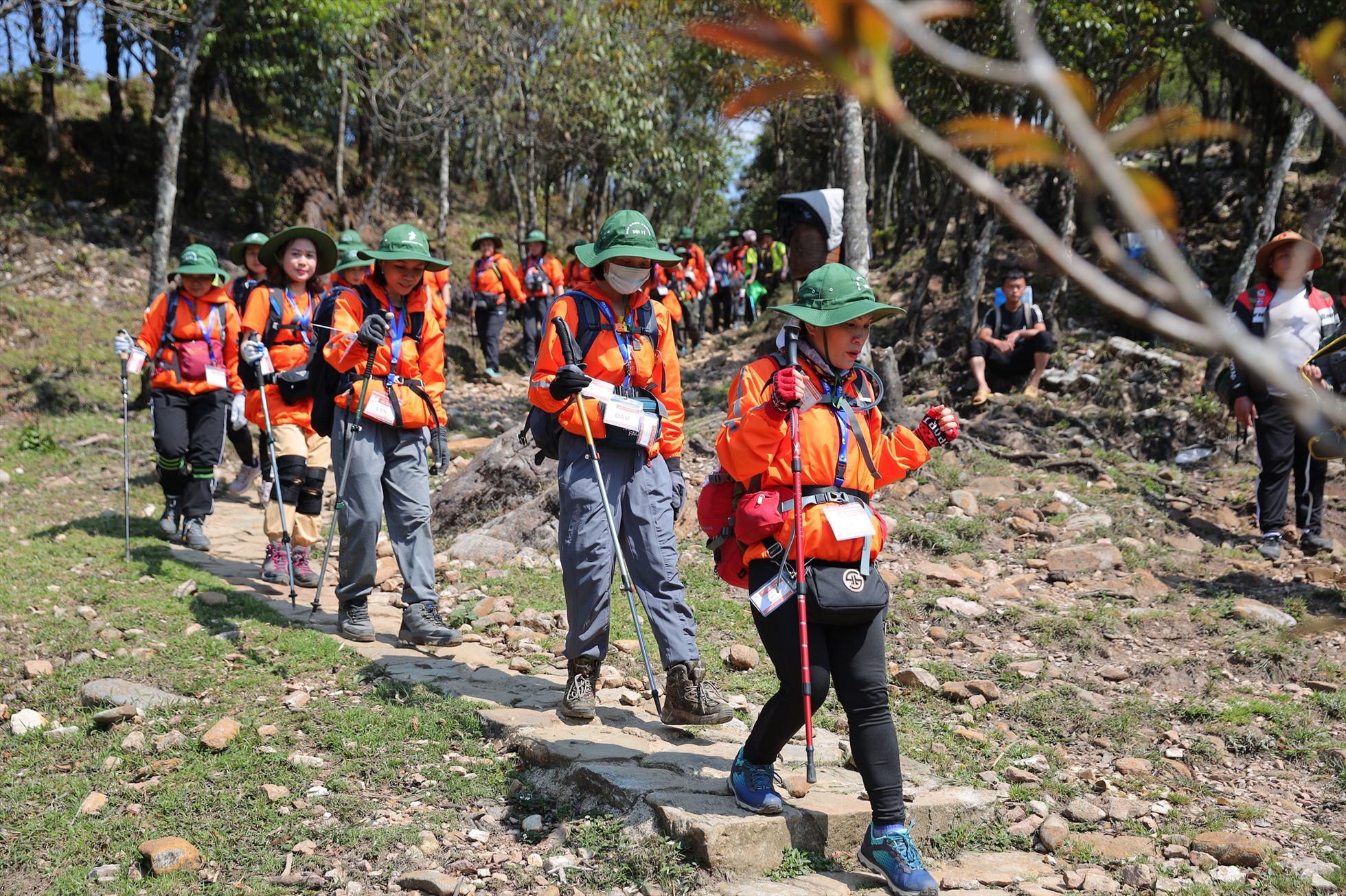 Gần 600 người của đoàn leo núi đã vượt qua 22km đường rừng để chinh phục thành công “Nóc nhà Đông Dương”. Ảnh: NVCC