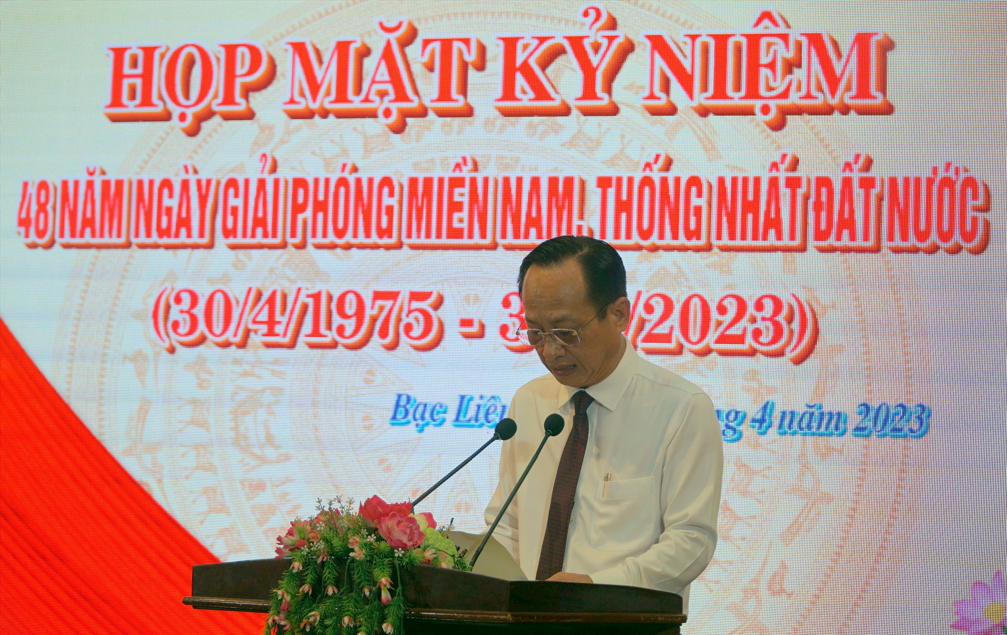 Chủ tịch UBND tỉnh Bạc Liêu Phạm Văn Thiều ôn lại truyền thống, tin thần ngày 30.4. Ảnh: Nhật Hồ