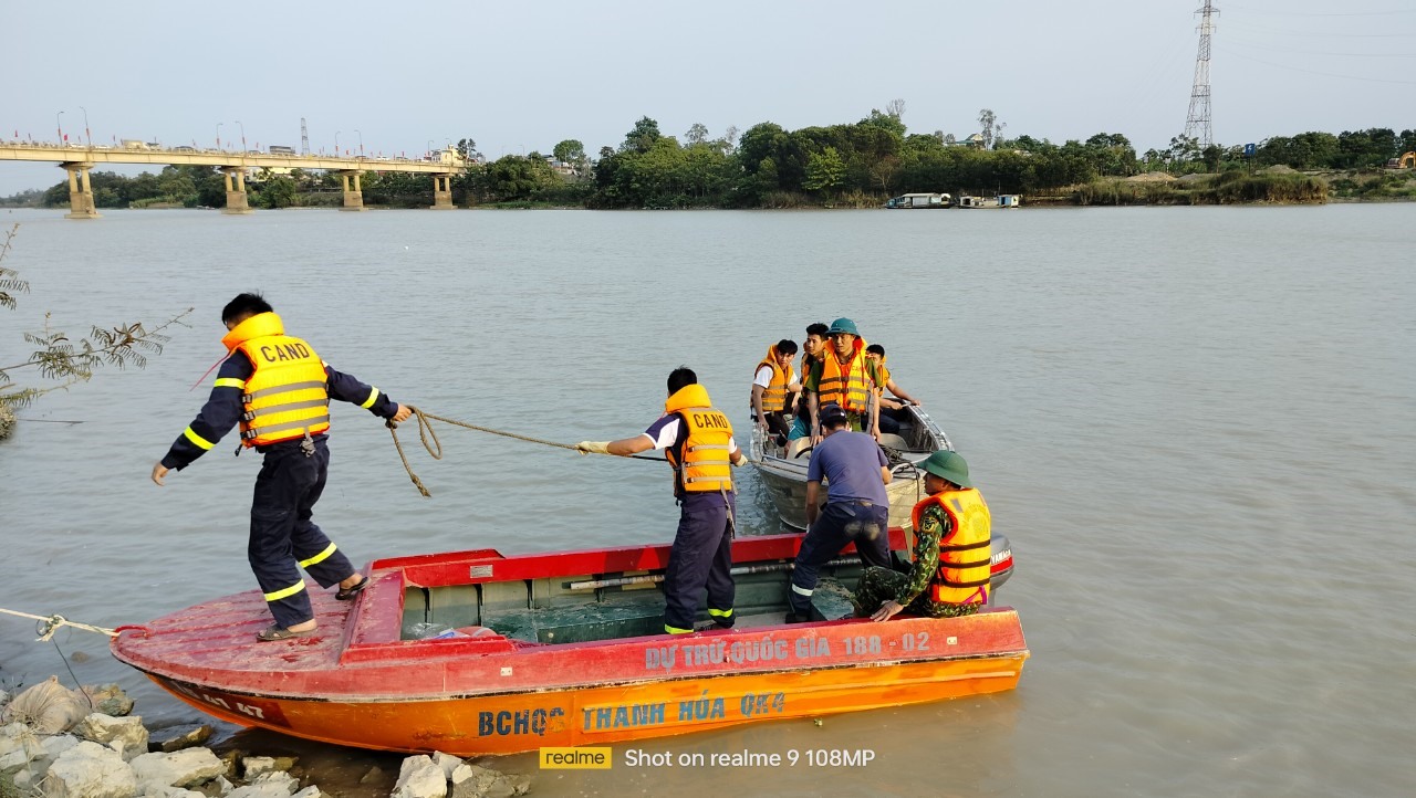 Lực lượng chức năng tìm thấy thi thể nạn nhân nhảy cầu tự tử. Ảnh: Công an Thanh Hóa