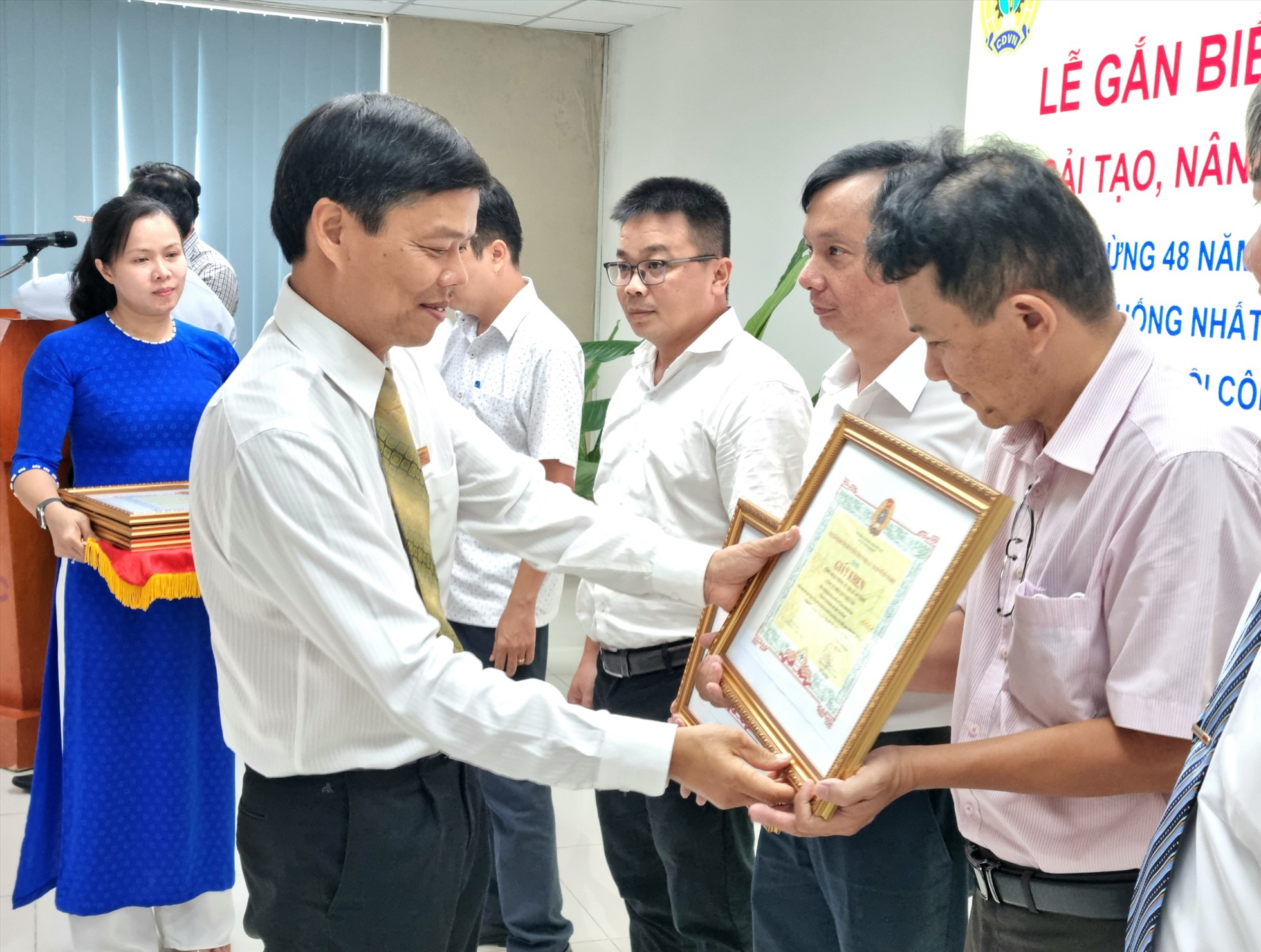 Ông Lê Văn Minh - Chủ tịch Công đoàn EVNHCMC - trao giấy khen cho đại diện các tập thể và cá nhân có thành tích trong thực hiện công trình. Ảnh: Nam Dương