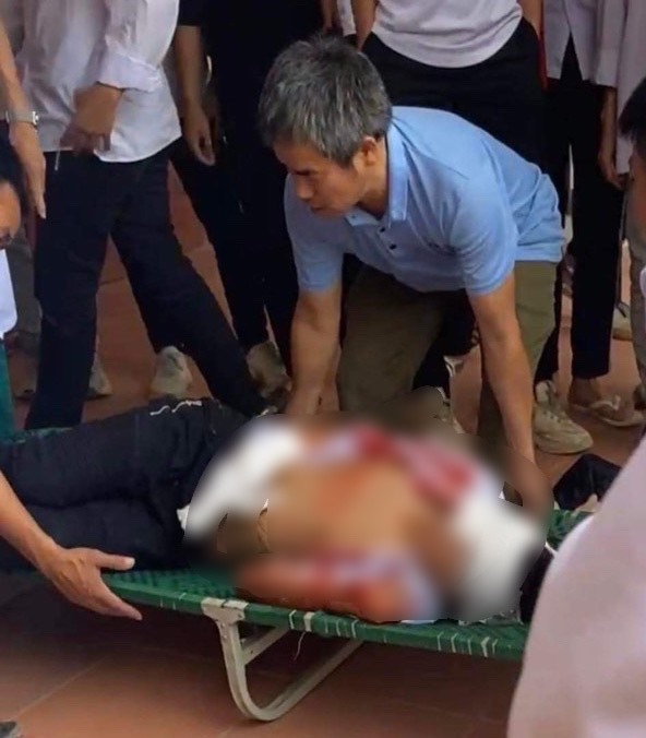 Học sinh bị bạn chém đã được đưa đi cấp cứu tại Bệnh viện Đơn Sơn. Ảnh: Nguồn tin cung cấp