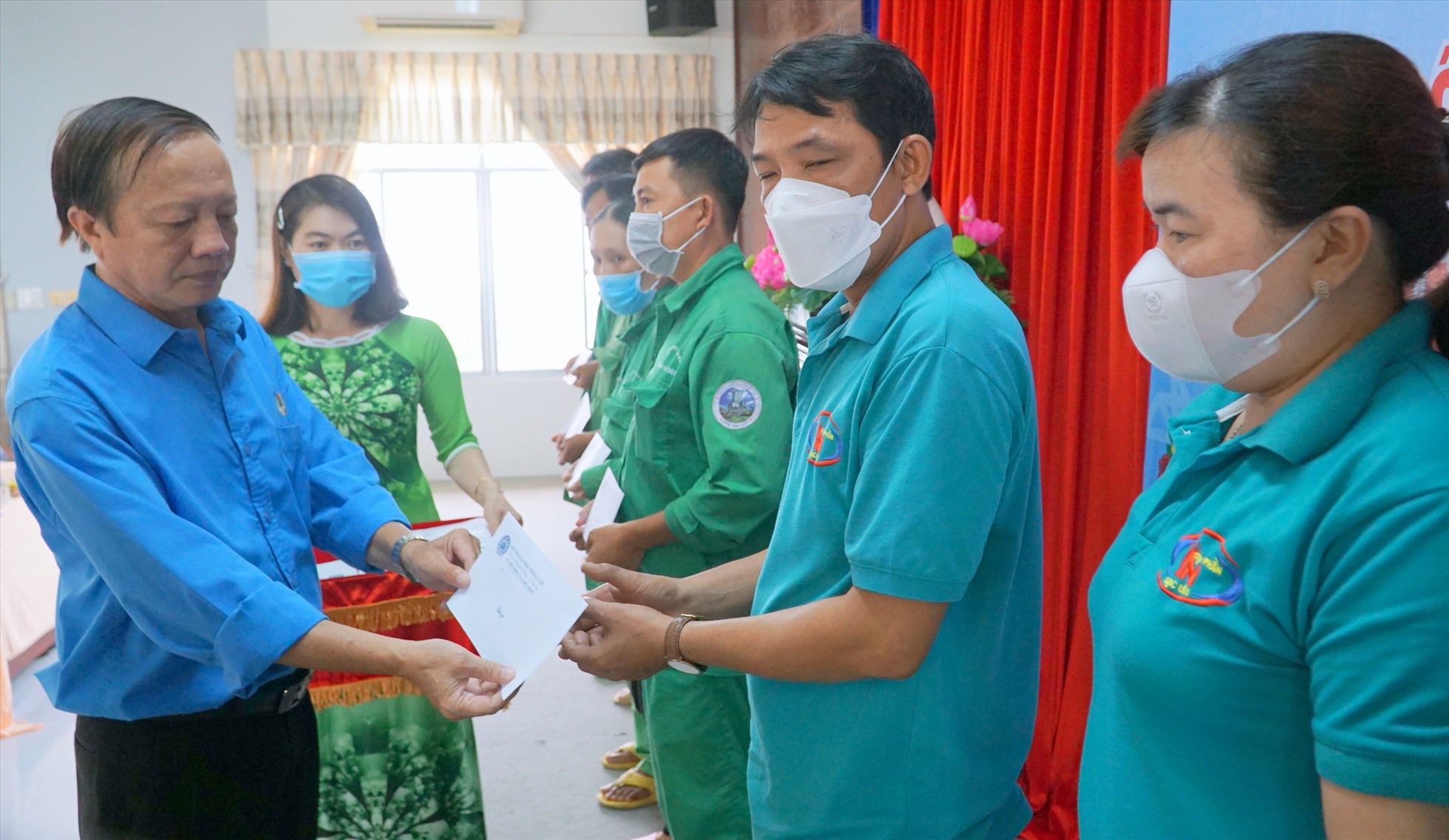 LĐLĐ tỉnh Bạc Liêu trao 150 phần quà cho công có hoàn cảnh khó khăn nhằm Cảm ơn công nhân. Ảnh: Nhật Hồ