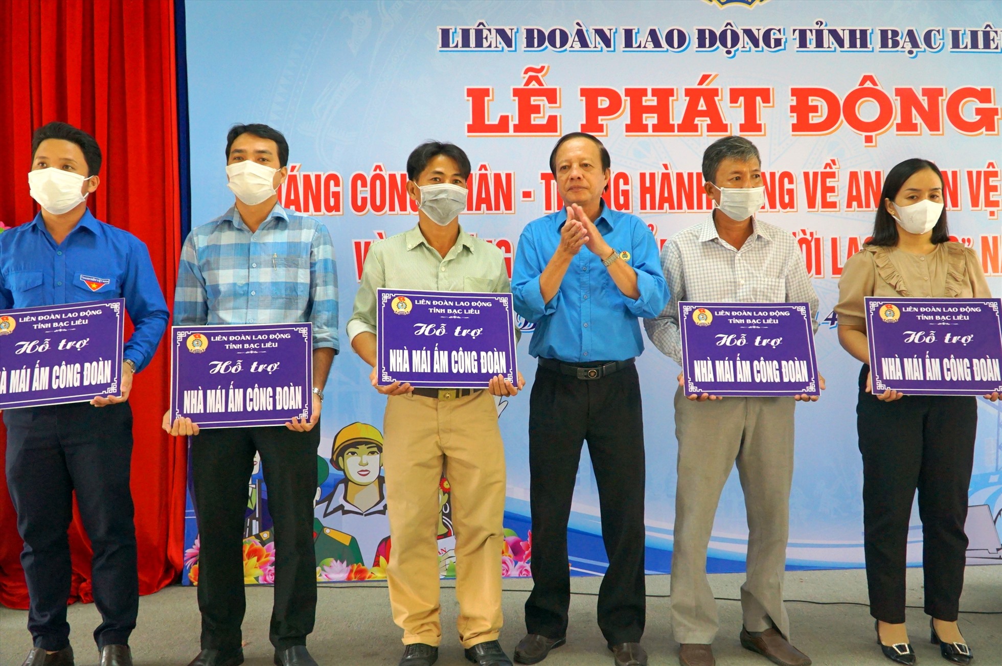 Tại buổi phát động Tháng công nhân, LĐLĐ tỉnh Bạc Liêu cũng trao 5 Mái ấm công đoàn cho đoàn viên công đoàn khó khăn về nhà ở. Ảnh: Nhật Hồ