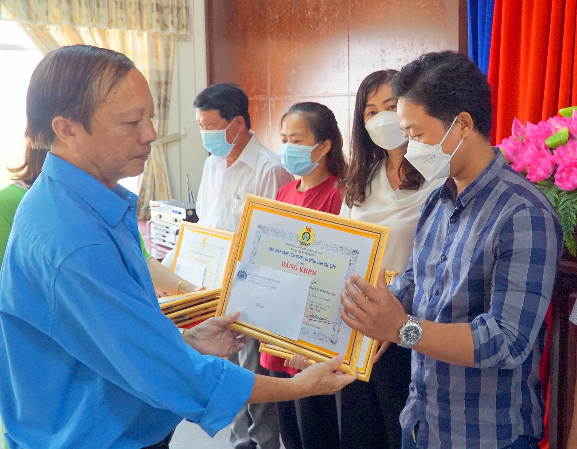 Chủ tịch LĐLĐ tỉnh Bạc Liêu Nguyễn Văn Khanh trao bằng khen cho công nhân lao động tiêu biểu năm 2023. Ảnh: Nhật Hồ