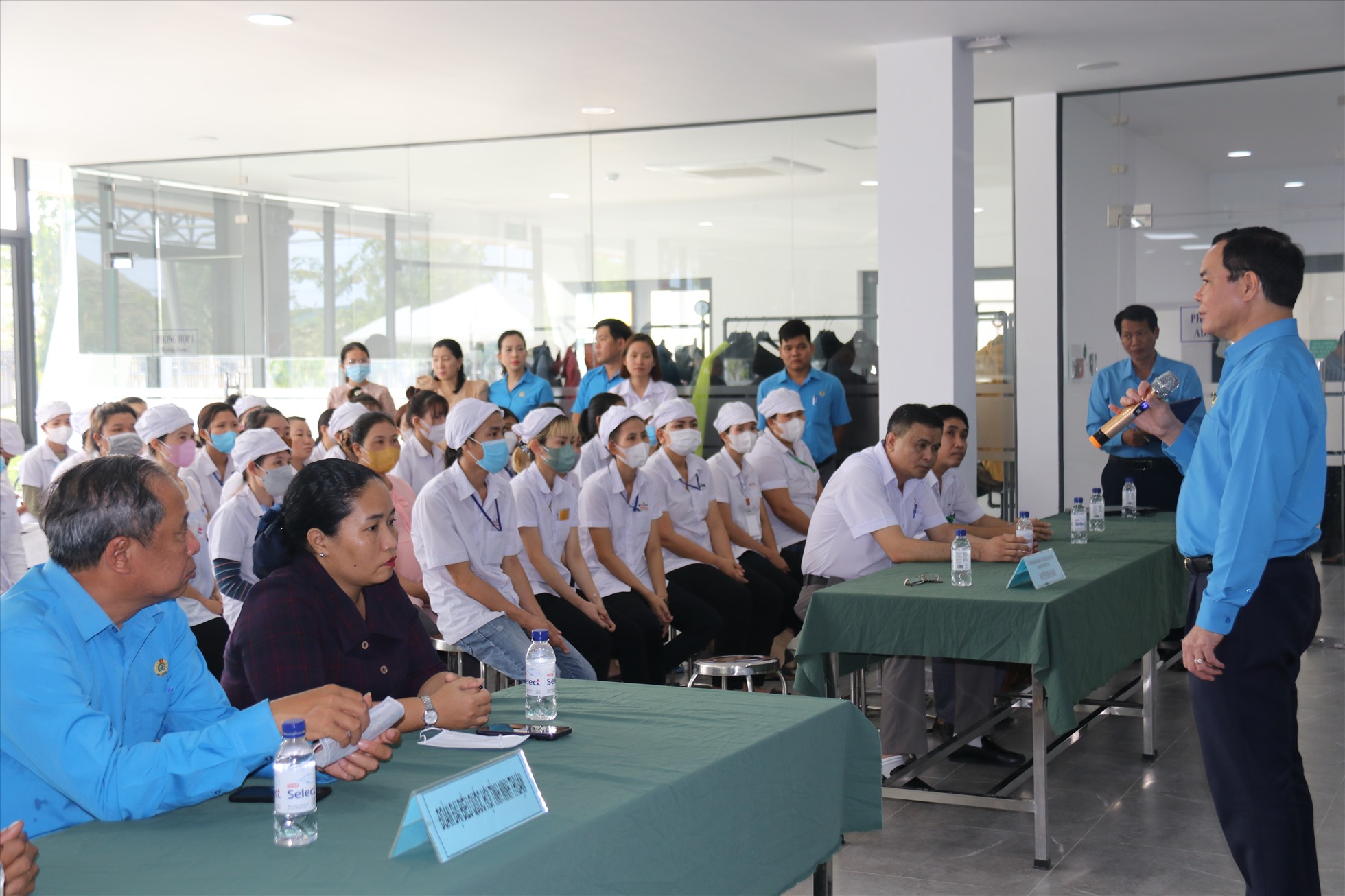 Tổ chức tiếp xúc cử tri chuyên đề giữa đại biểu Quốc hội với công nhân lao động là một trong những hoạt động được Tổng LĐLĐ Việt Nam triển khai trong Tháng Công nhân. Ảnh: Phương Linh