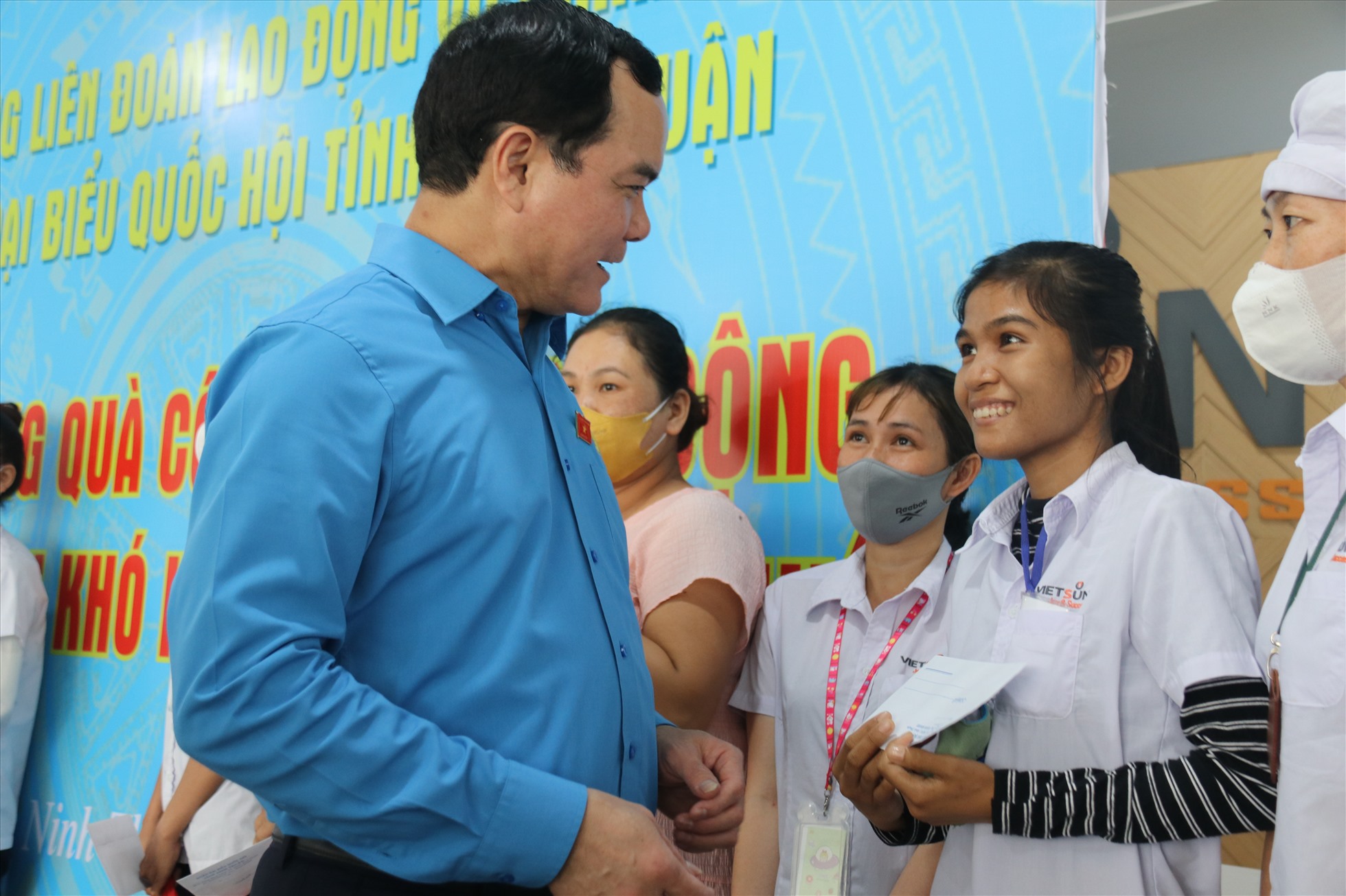 Những phần quà trao tay CNLĐ tại Ninh Thuận không chỉ góp phần giúp công nhân cải thiện đời sống mà còn tạo niềm tin, khích lệ tinh thần lao động vượt khó của đoàn viên. Ảnh: Phương Linh