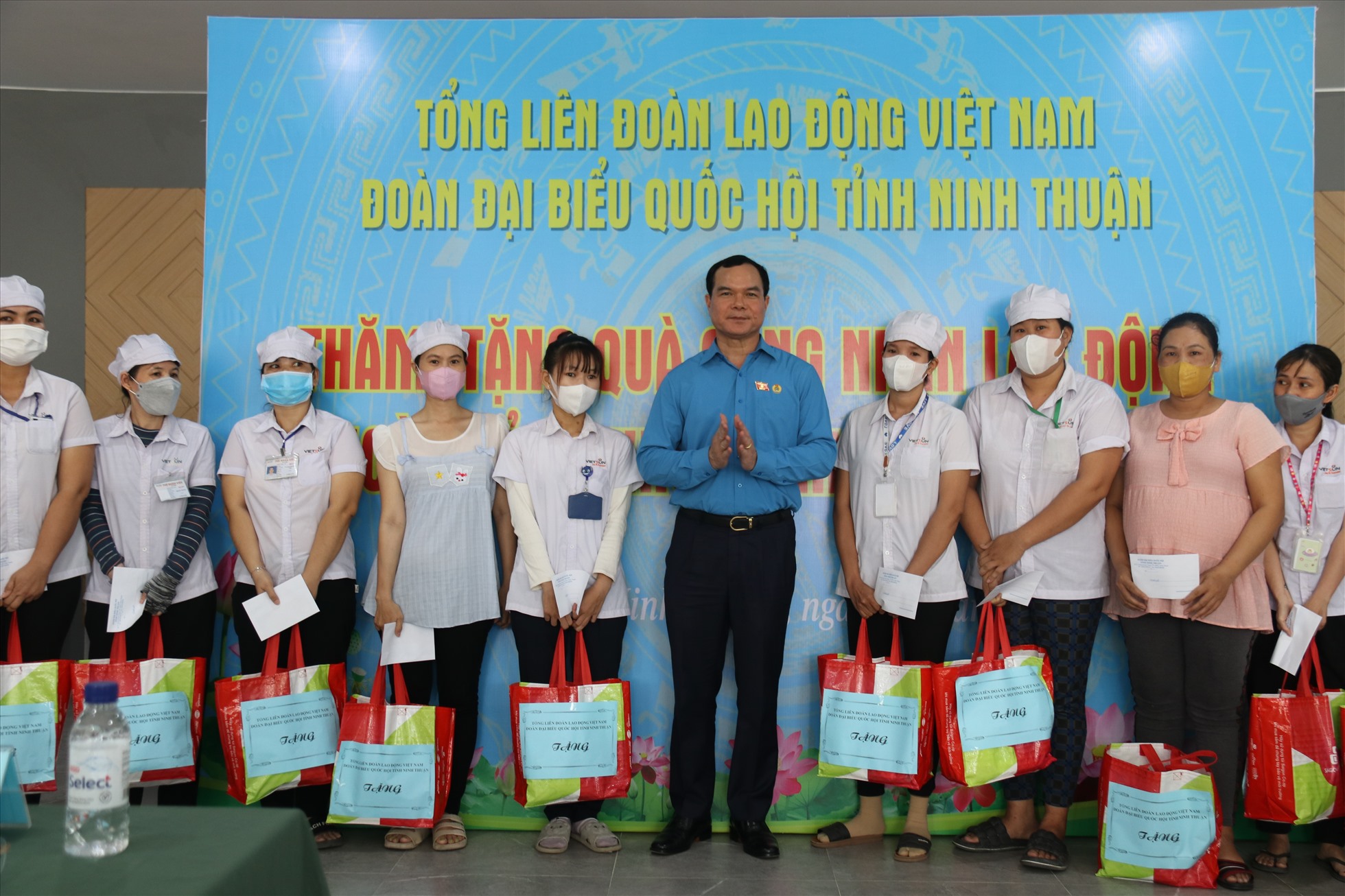 300 công nhân lao động khó khăn tại Ninh Thuận được Công đoàn tiếp sức trong Tháng Công nhân. Ảnh: Phương Linh