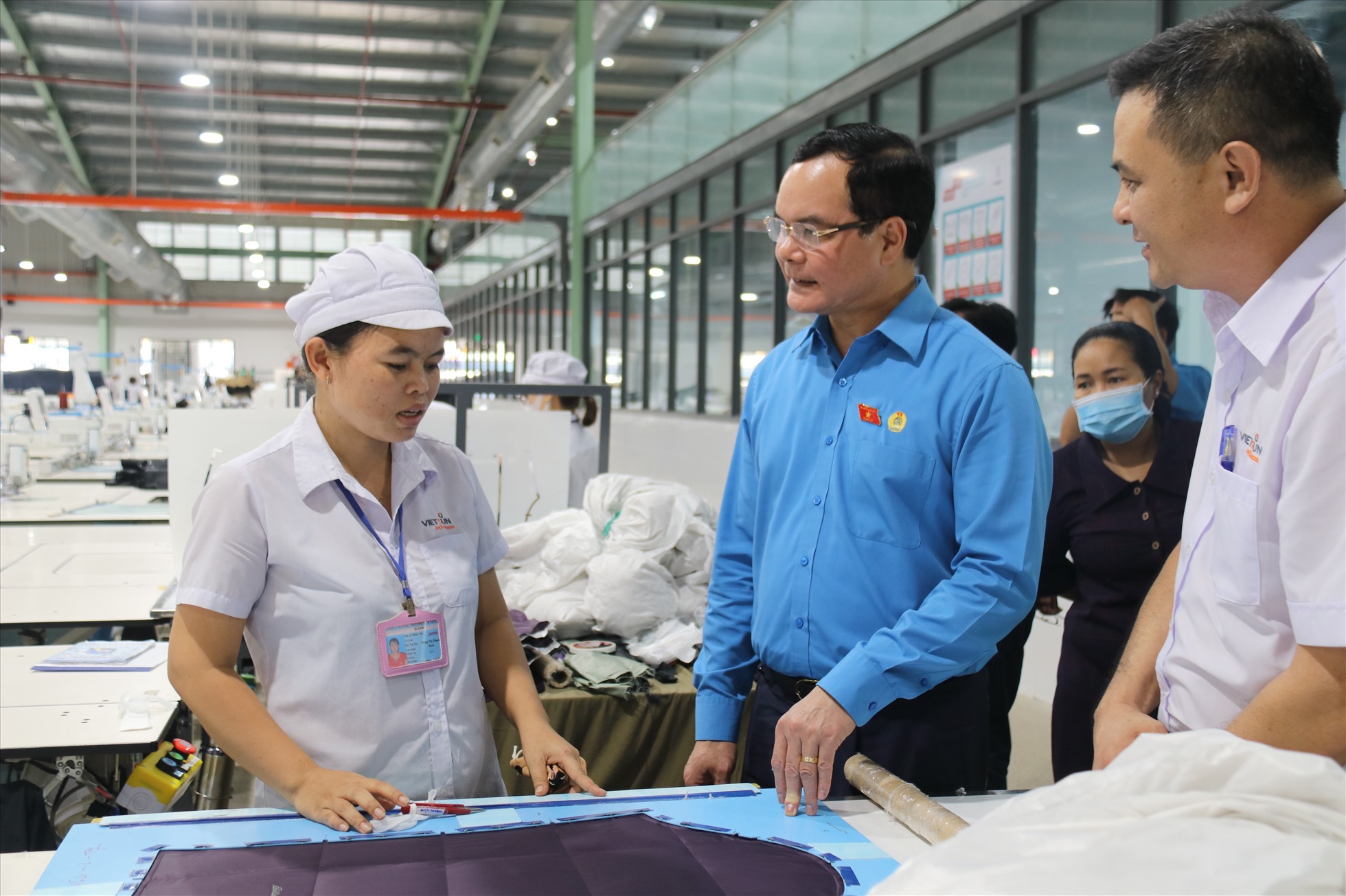 Với hơn 1.700 lao động, đa số là lao động nữ tại Công ty TNHH Đầu Tư Vietsun Ninh Thuận công đoàn còn xây dựng một phòng vắt trữ sữa mẹ dành cho công nhân đang nuôi con nhỏ. Ảnh: Phương Linh