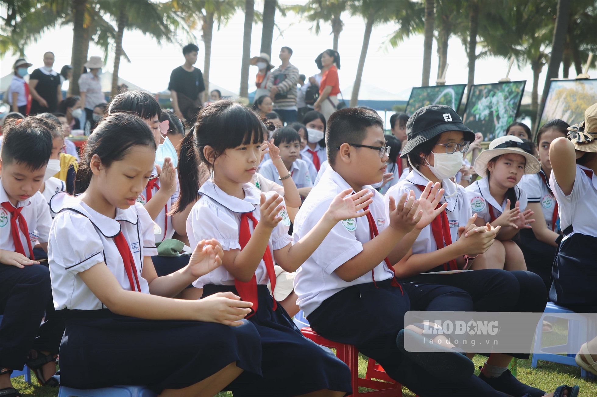 Các thí sinh tham gia vẽ đều có sự tìm hiểu về thiên nhiên và loài Voọc chà vá chân nâu. Ảnh: Thanh Nguyên