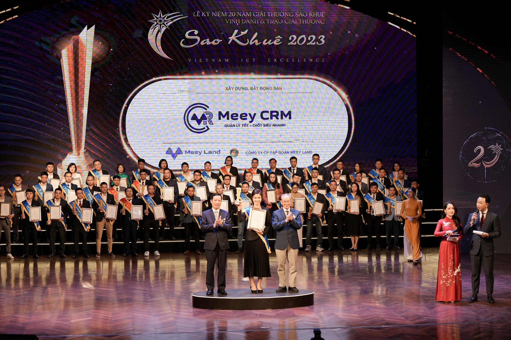 Bà Nguyễn Thị Hồng Hạnh - Trưởng phòng Chính sách sản phẩm Công ty Cổ phần Tập đoàn Meey Land đại diện nhận kỷ niệm chương tại sự kiện. Ảnh: Meey Land.