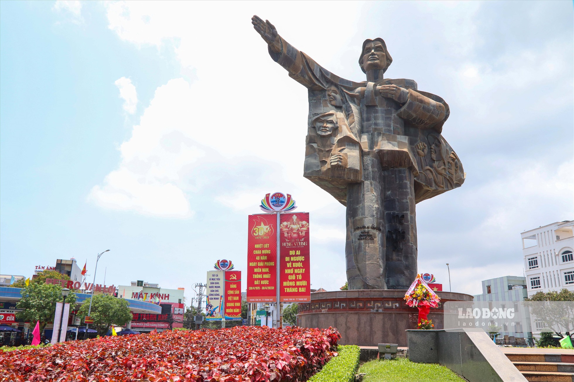 Những tấm khẩu hiệu chào mừng Ngày Giải phóng miền Nam thống nhất đất nước được trang hoàng xung quanh tượng đài Mẹ Nhu trên đường Điện Biên Phủ như lời nhắc nhở về lịch sử hào hùng của dân tộc.