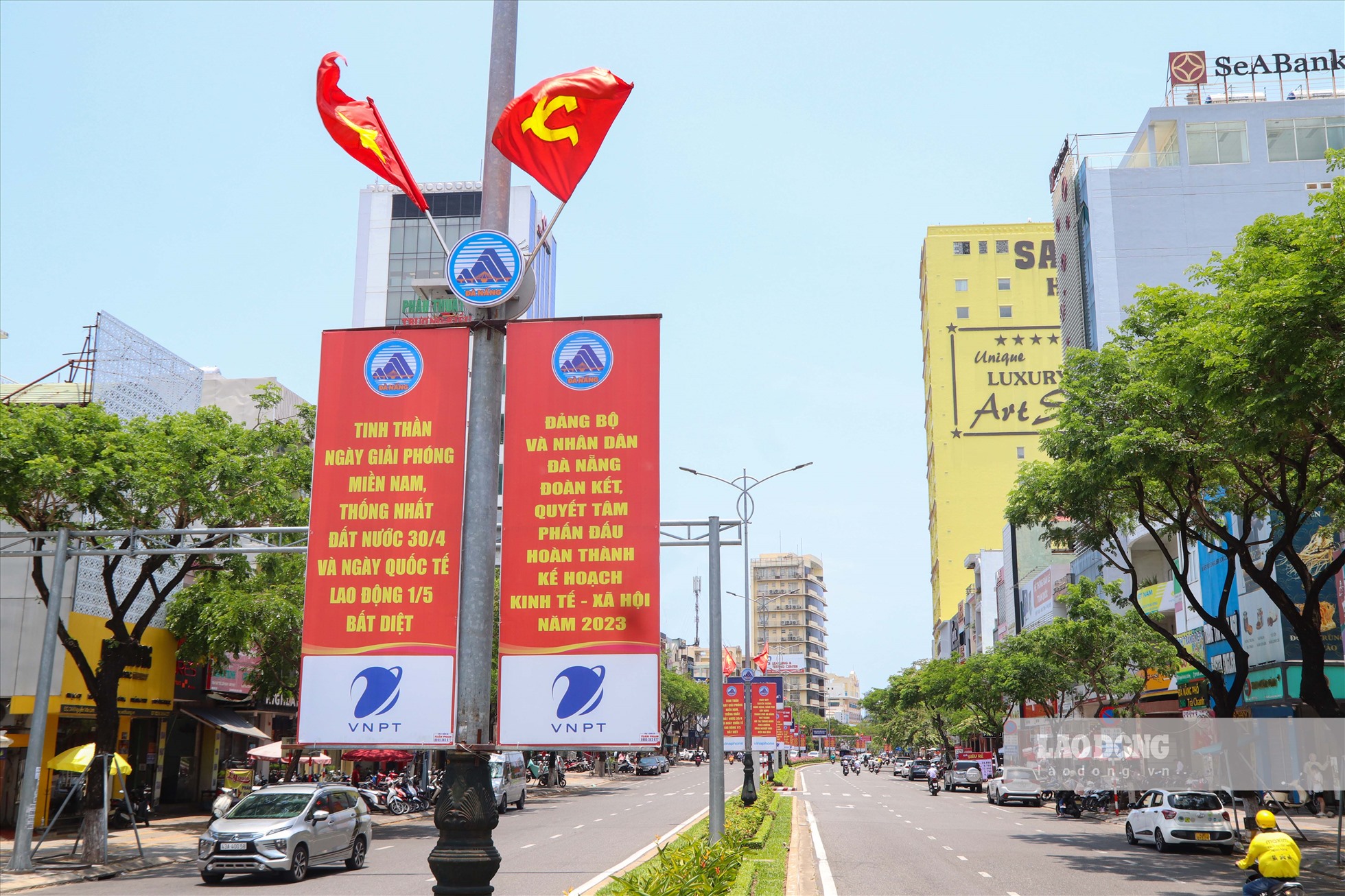 Những tuyến đường chính như Nguyễn Văn Linh, Lê Duẩn,...đều được tô sắc đỏ của lá cờ Tổ quốc.