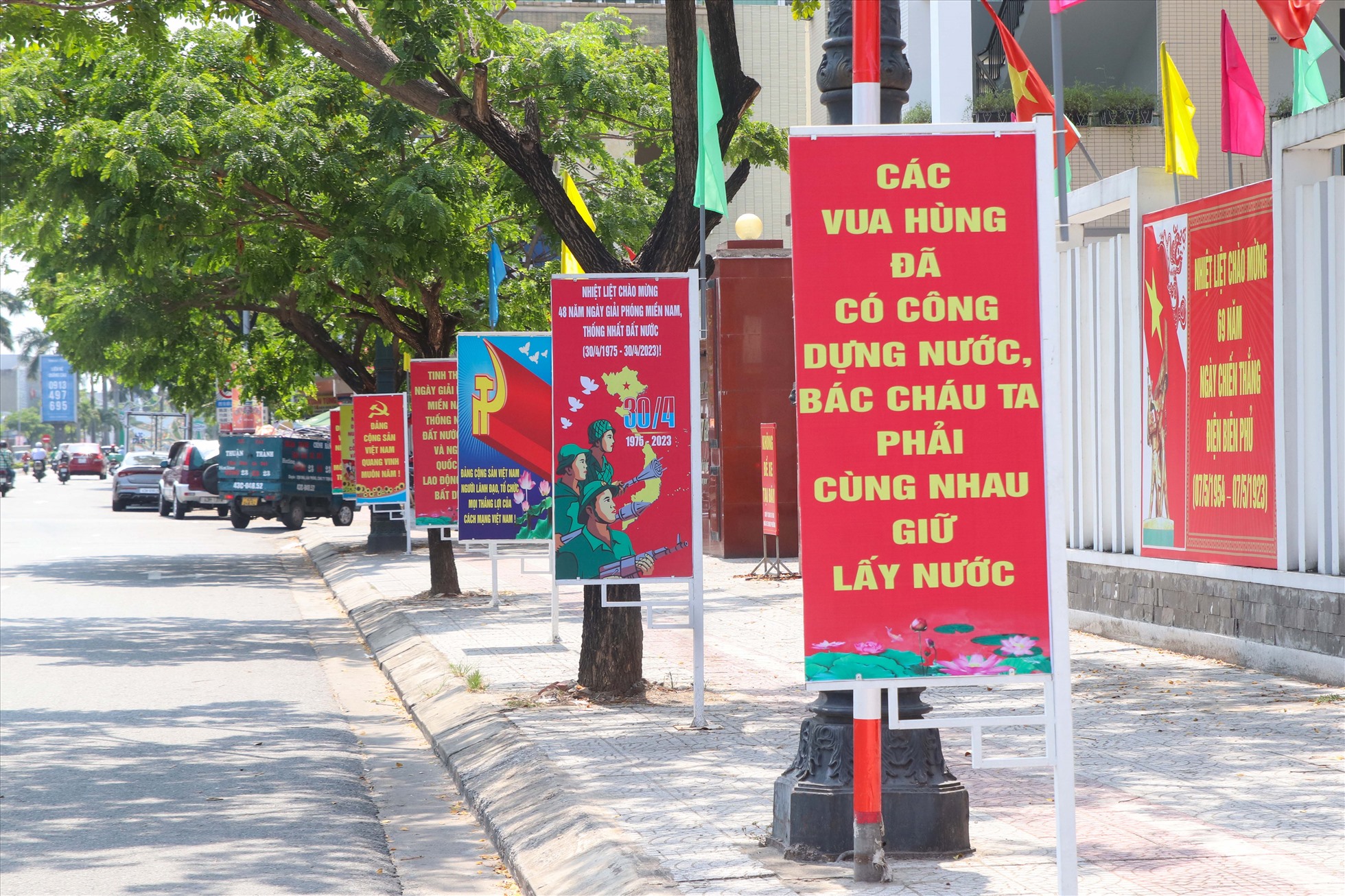 Nhiều tuyến đường khác ở TP Đà Nẵng đã được trang trí sinh động, nhiều nơi như khoác trên mình chiếc áo mới đầy sắc màu rực rỡ.