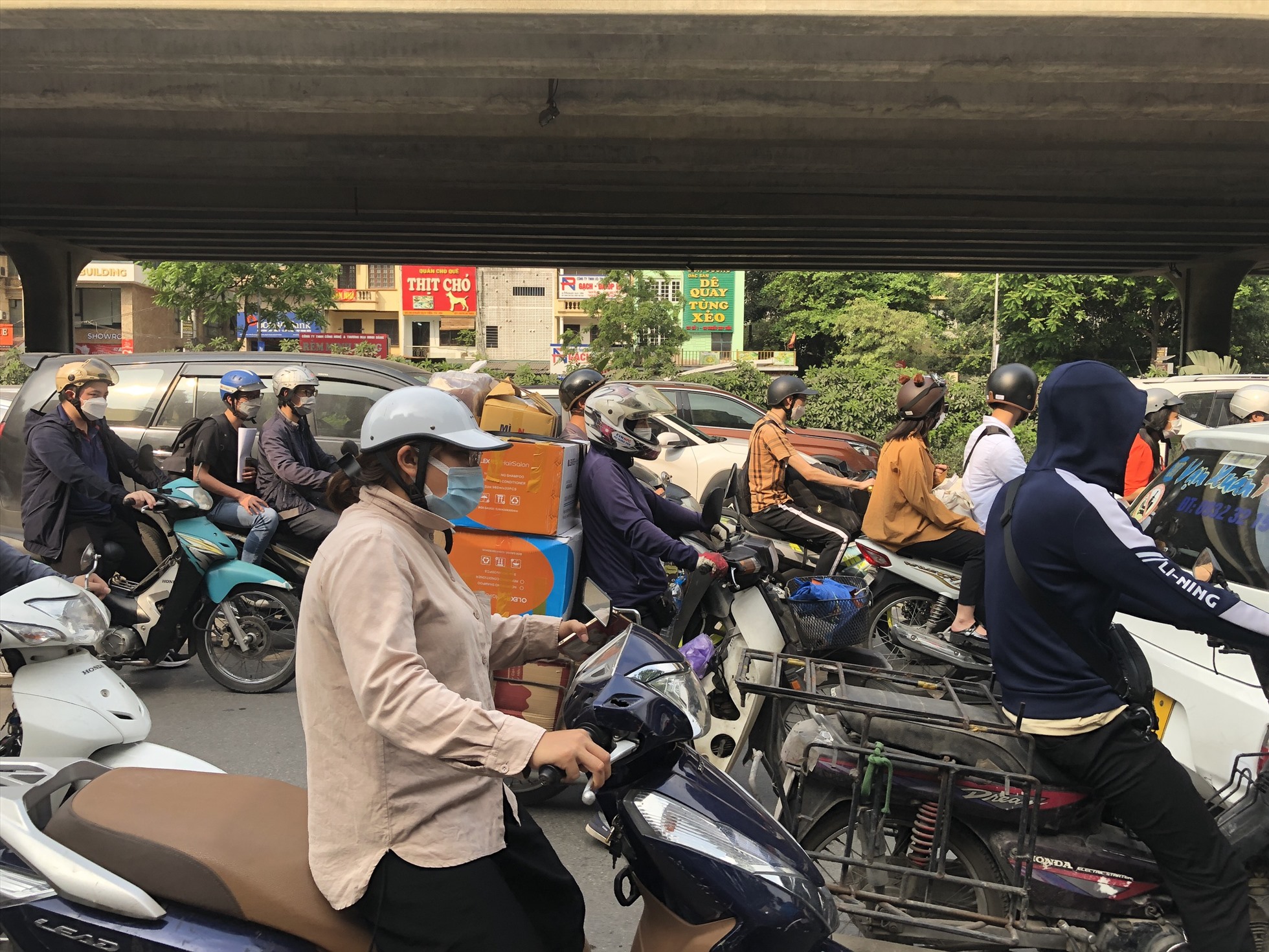 Đường Phạm Hùng - Nguyễn Xiển, phương tiện chen nhau di chuyển.