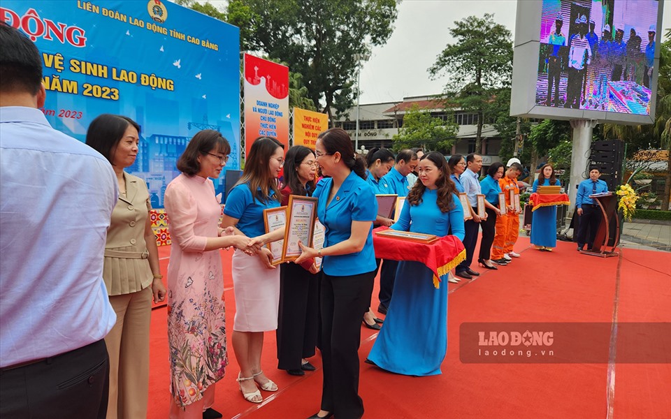 Chủ tịch LĐLĐ tỉnh Cao Bằng trao chứng nhận biểu dương khen thưởng đến đoàn viên người lao động có thành tích xuất sắc.