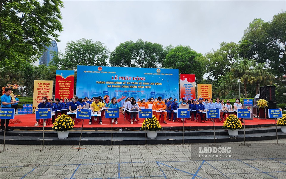 Tại lễ khai mạc, nhiều công nhân còn được tham gia chương trình “Rung chuông vàng” do LĐLĐ tỉnh tổ chức.