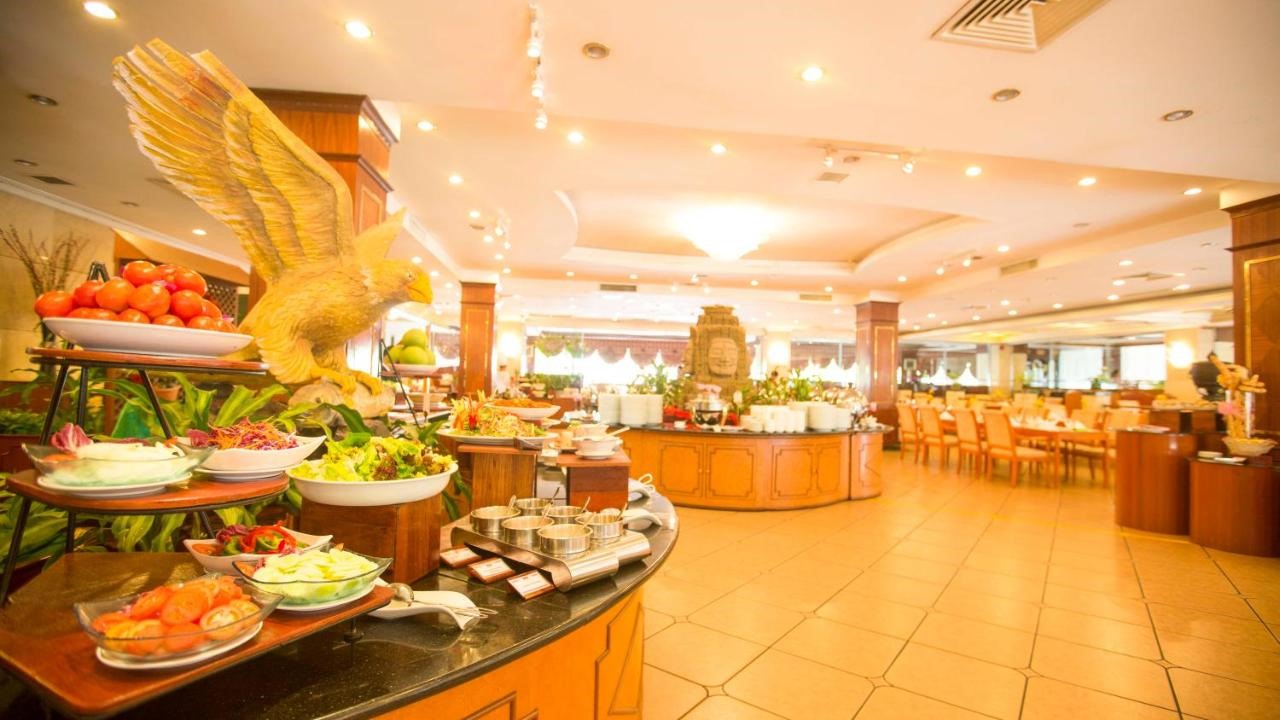 Buffet sáng được phục vụ hàng ngày, trong khi bữa tối có ẩm thực Campuchia, Trung Quốc, Nhật Bản...