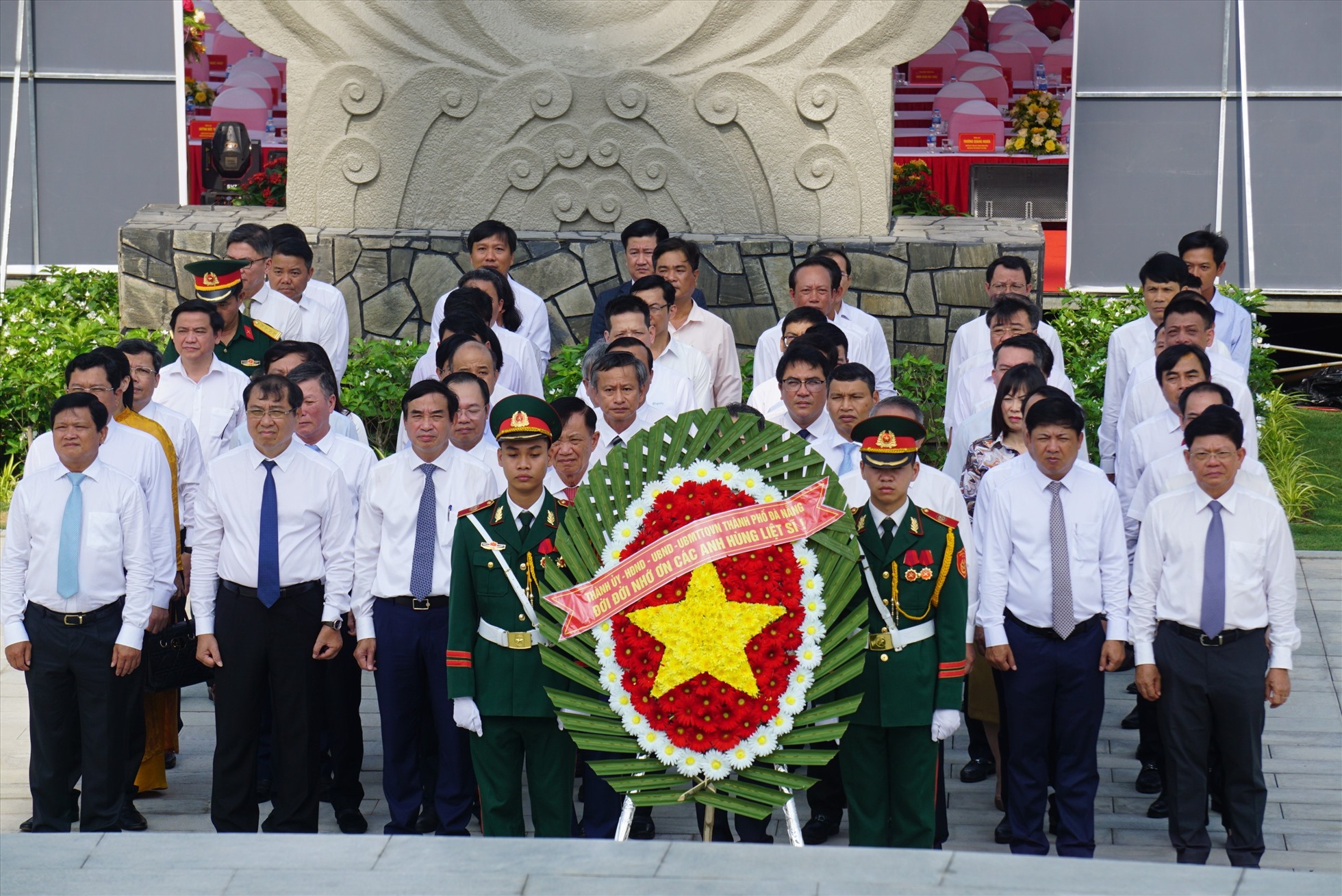 Lãnh đạo thành phố Đà Nẵng dâng hương, dâng hoa tưởng nhớ các Anh hùng liệt sĩ tại Đài Tưởng niệm thành phố. Ảnh: Văn Trực