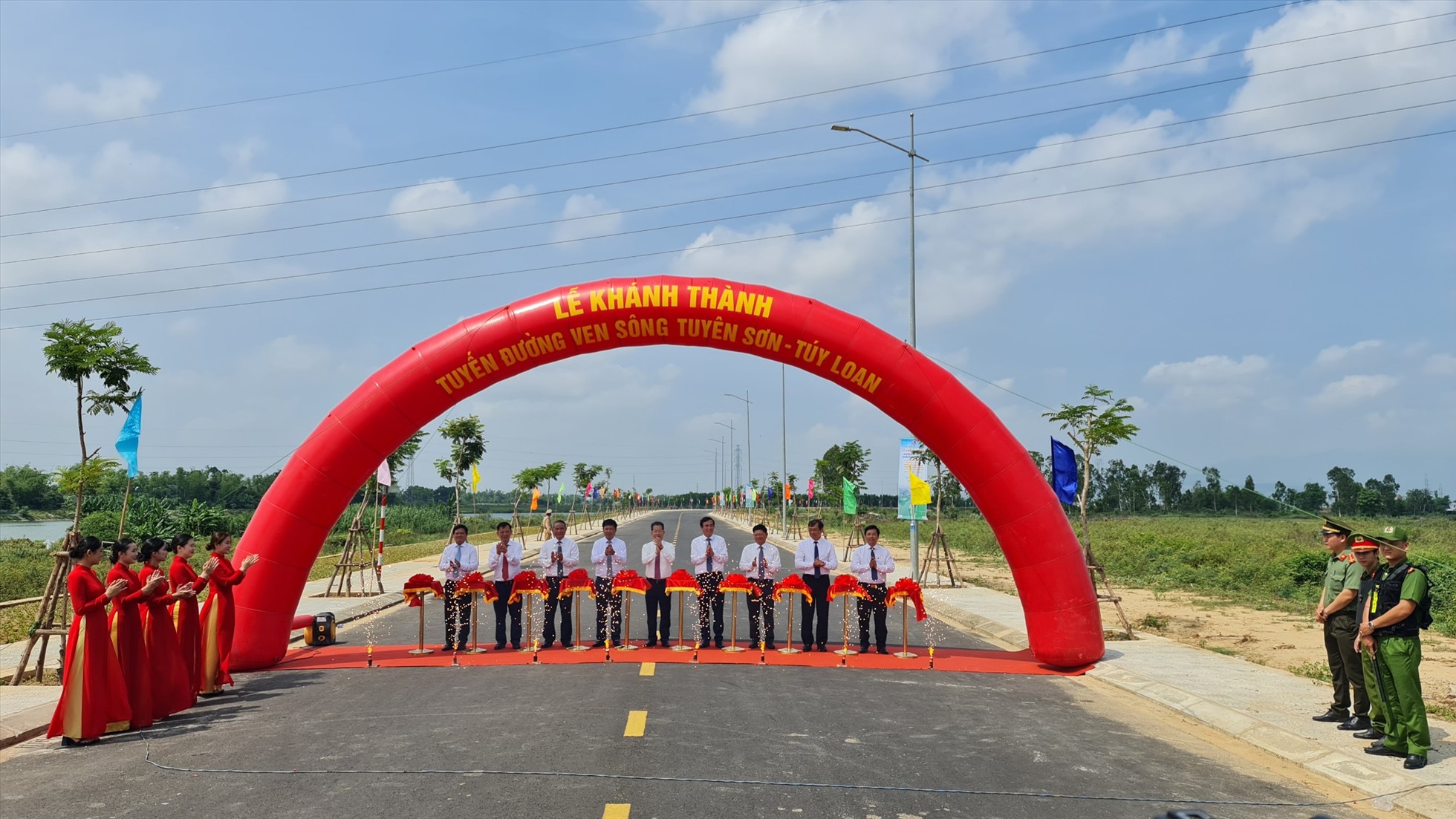 Lãnh đạo TP Đà Nẵng cắt băng khánh thành dự án Đường ven sông Tuyên Sơn - Túy  Loan. Ảnh: Văn Trực