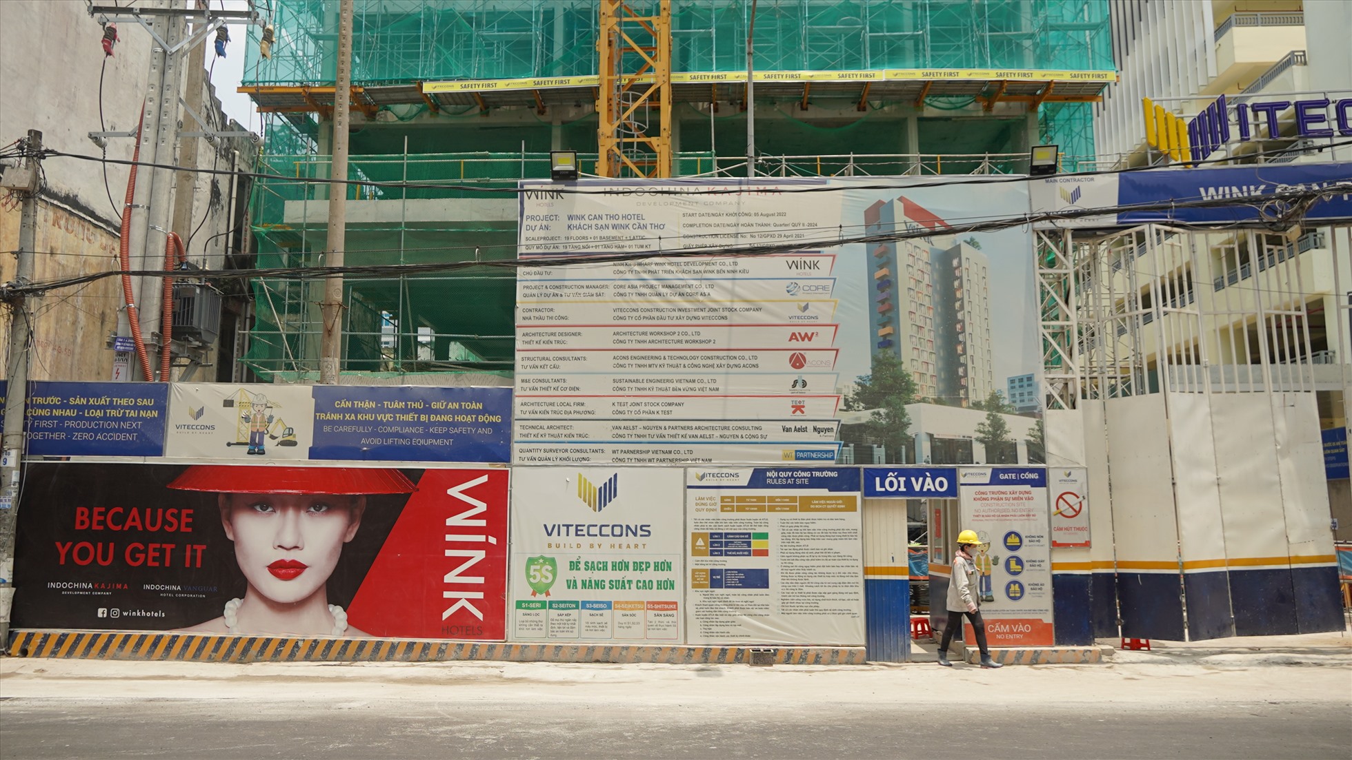 Công trình xây dựng khách sạn Wink Trung tâm Cần Thơ tại 14 Phan Đình Phùng, quận Ninh Kiều, TP Cần Thơ đang được thi công. Ảnh: Tạ Quang