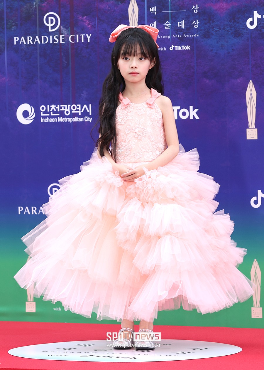 Diễn viên nhí Oh Ji Yul từng gây sốt với vai Ye Sol trong “The Glory” diện váy xòe dự thảm đỏ. Ảnh: SportTVNews