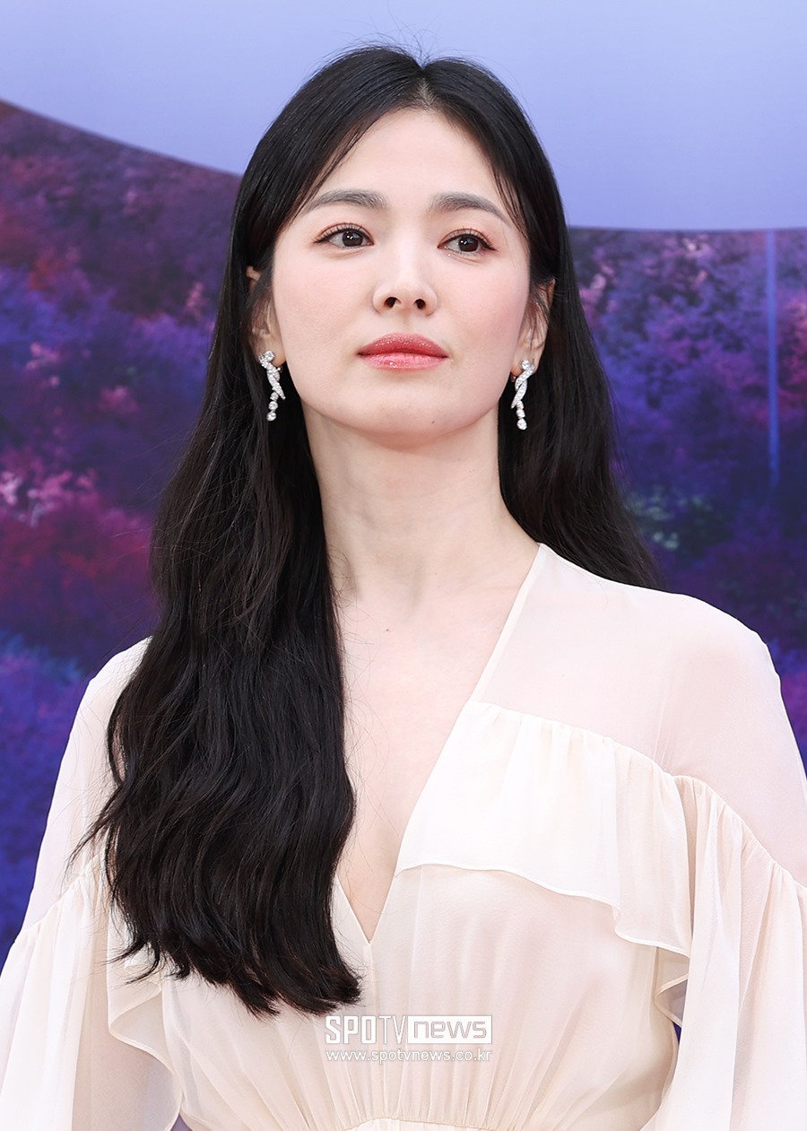 Song Hye Kyo đẹp dịu dàng, thanh lịch trên thảm đỏ. Mỹ nhân 8x là gương mặt được mong chờ nhất tại Baeksang năm nay và có một đề cử trong hạng mục Nữ chính xuất sắc. Ảnh: SportTVNews